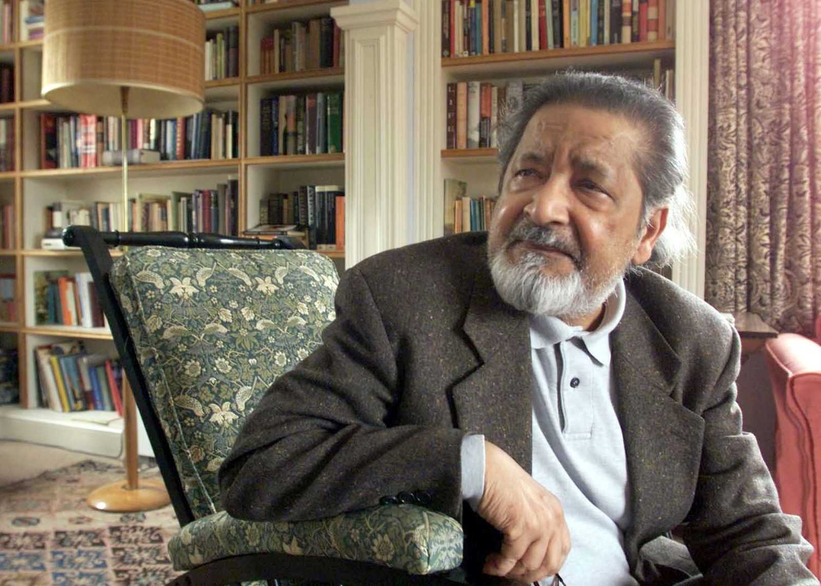 Naipaul retratado en su hogar en 2001 tras comunicársele el Premio Nobel.