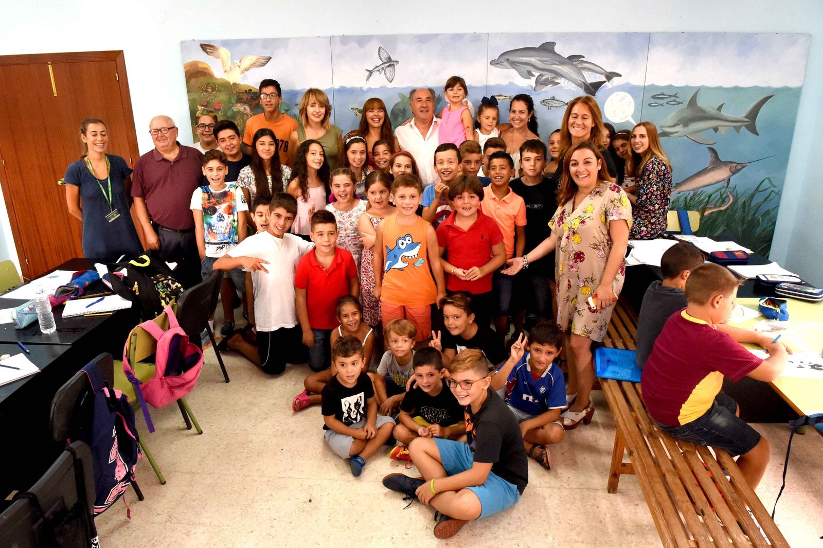 El alcalde y las delegadas junto con los niños de la ludoteca