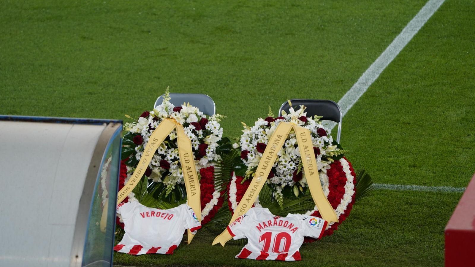 Las camisetas sobre el césped mediterráneo.