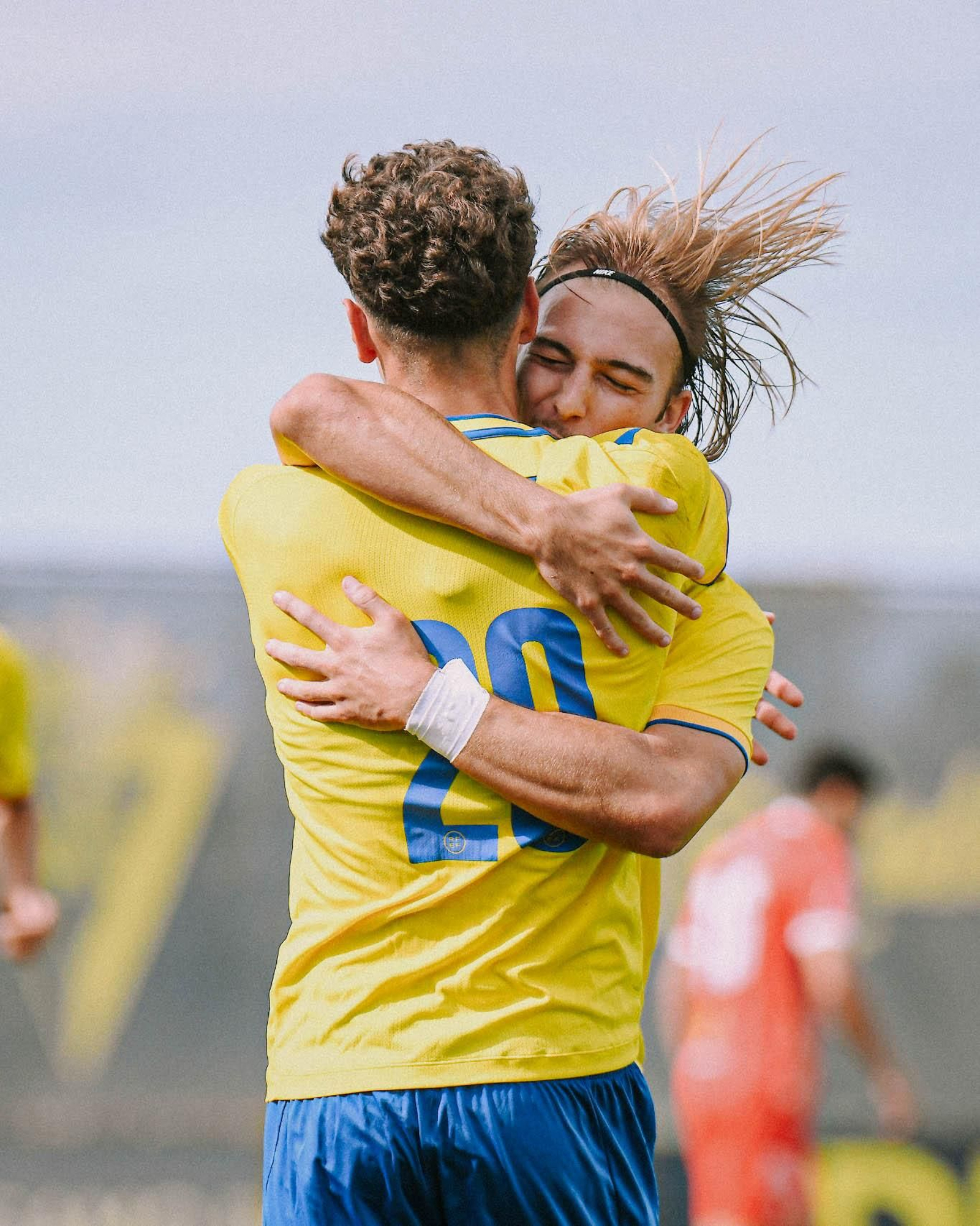 Luis Simón se abraza a Insúa en la celebración de uno de los goles.