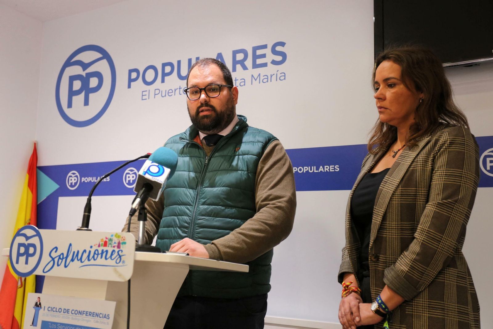 Javier Bello y Mercedes Sánchez Toronjo, durante la presentación de la charla.