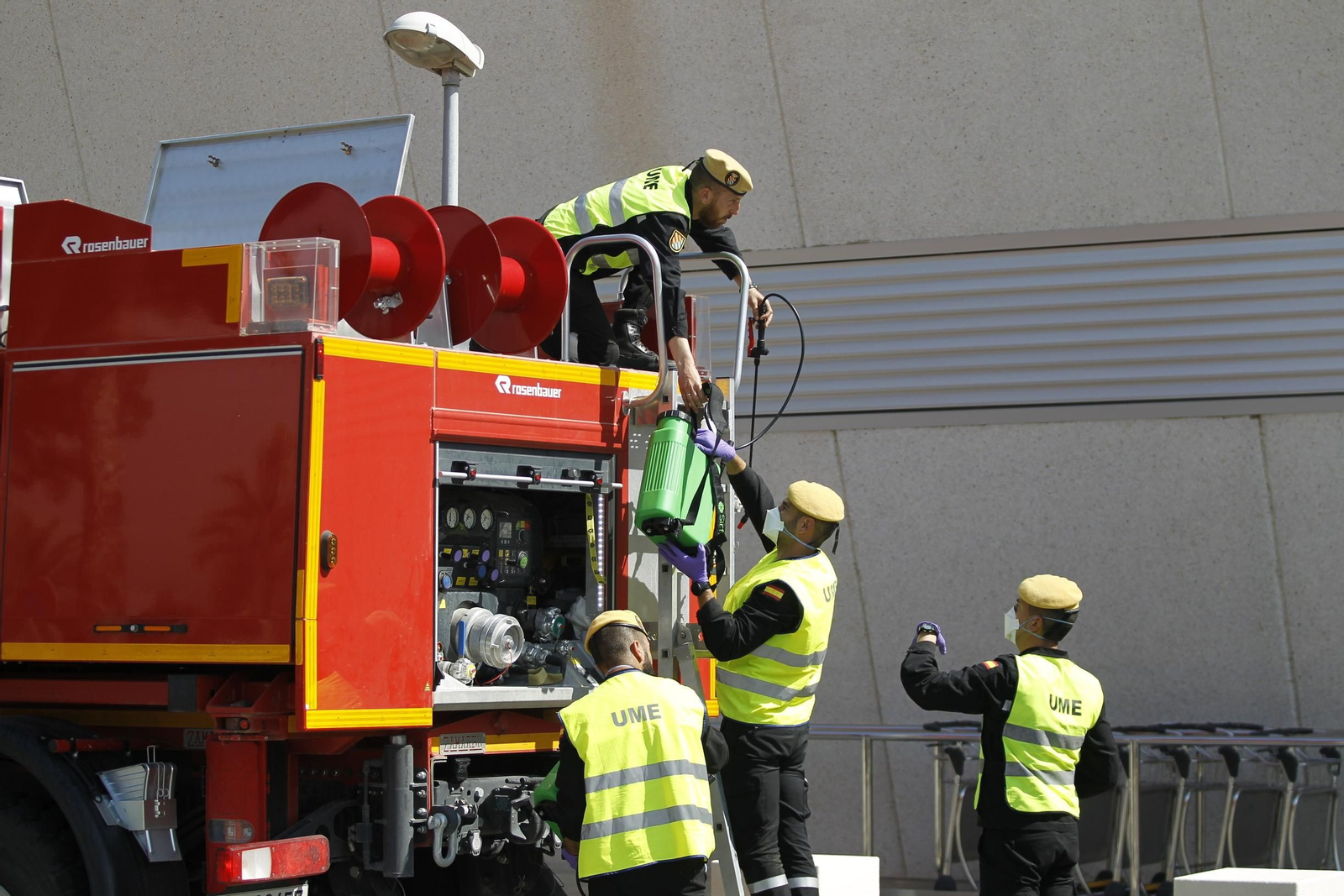 Fotogalería actuación INFOCA y UME por el coronavirus en Almería. Covid-19