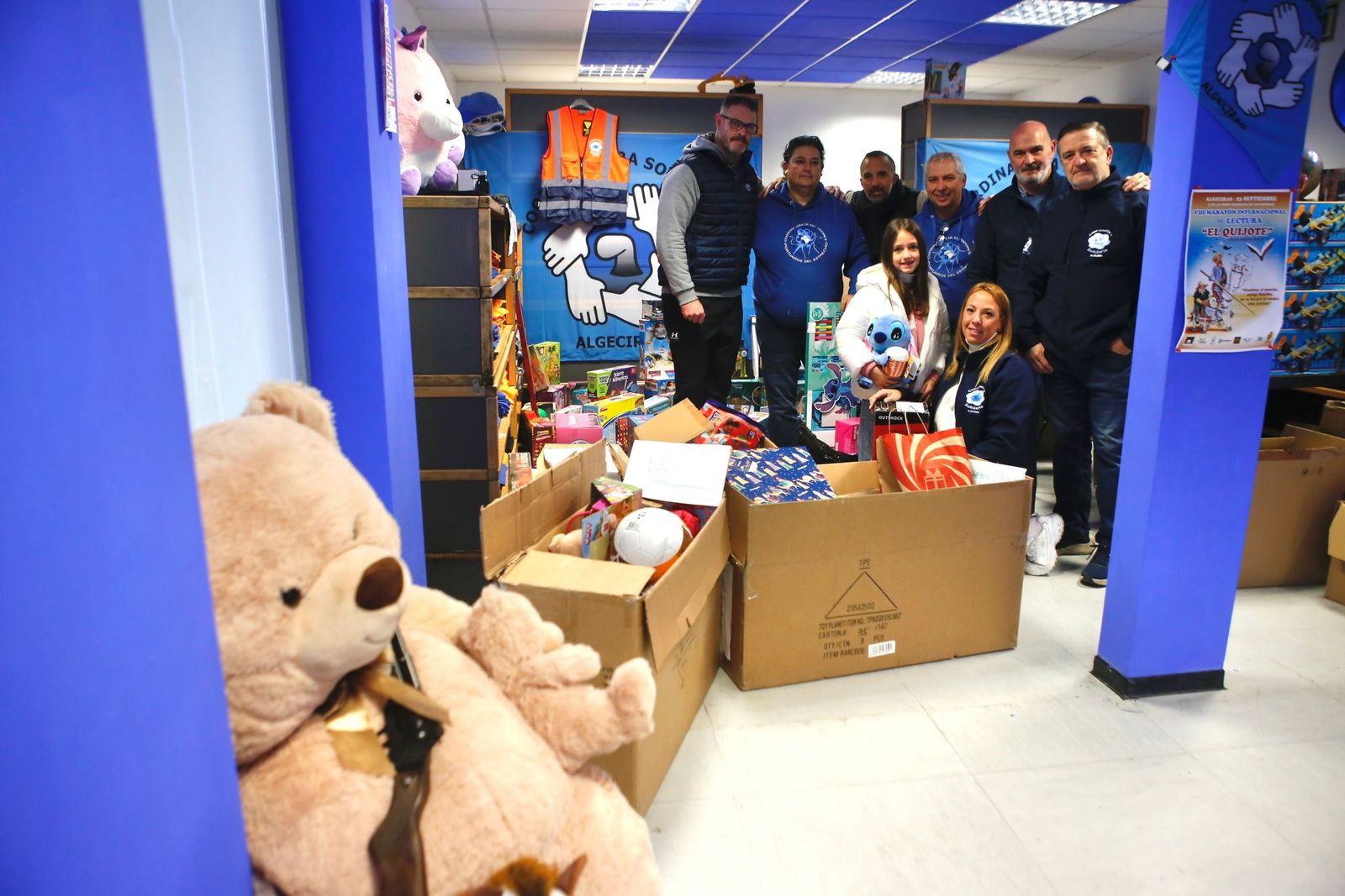 Varios miembros de Coordinadora Solidaria durante el reparto de juguetes, este viernes.