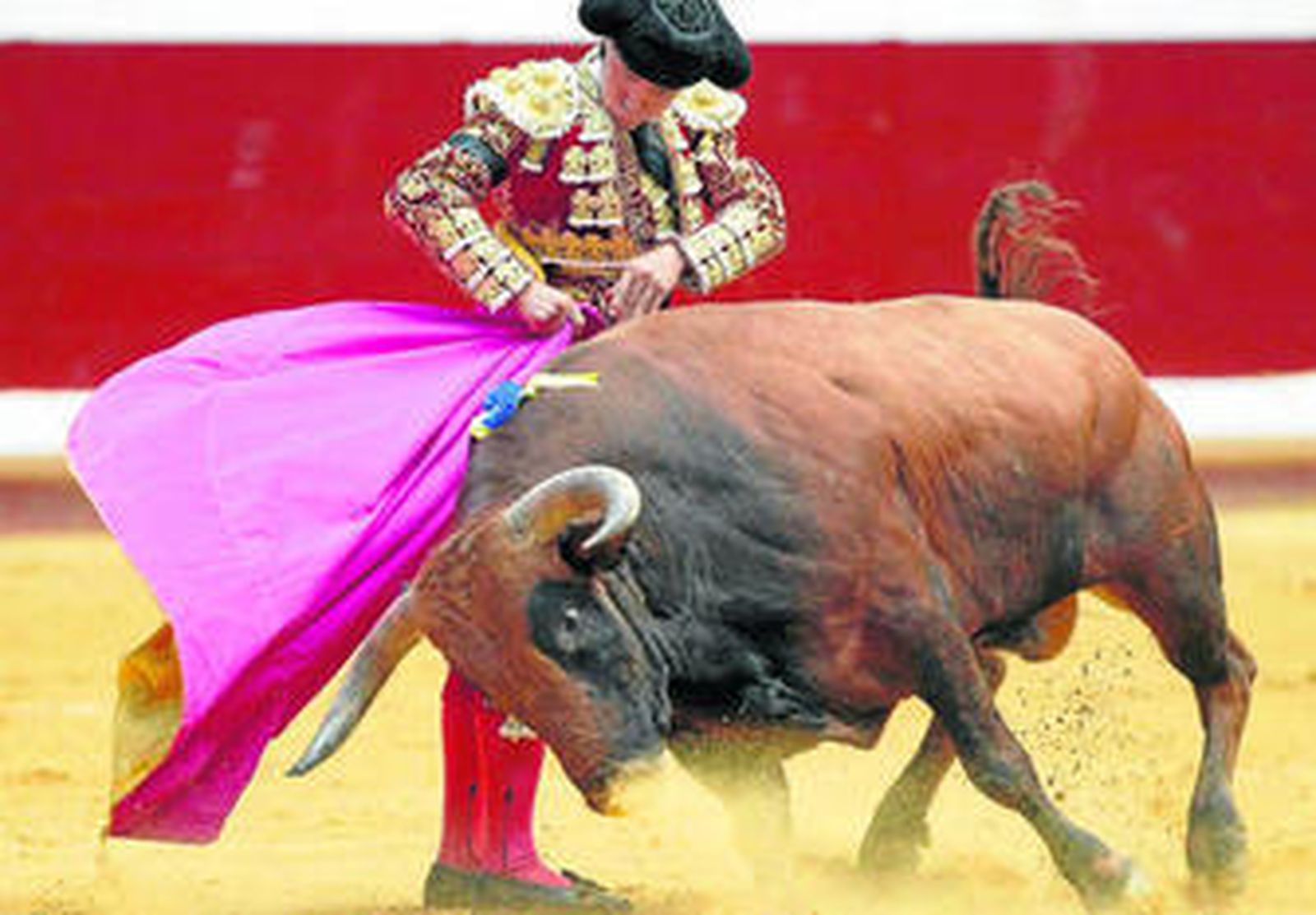 El matador de toros sevillano Antonio Barrera, en una media verónica, ayer en la plaza multiusos de Illumbe.