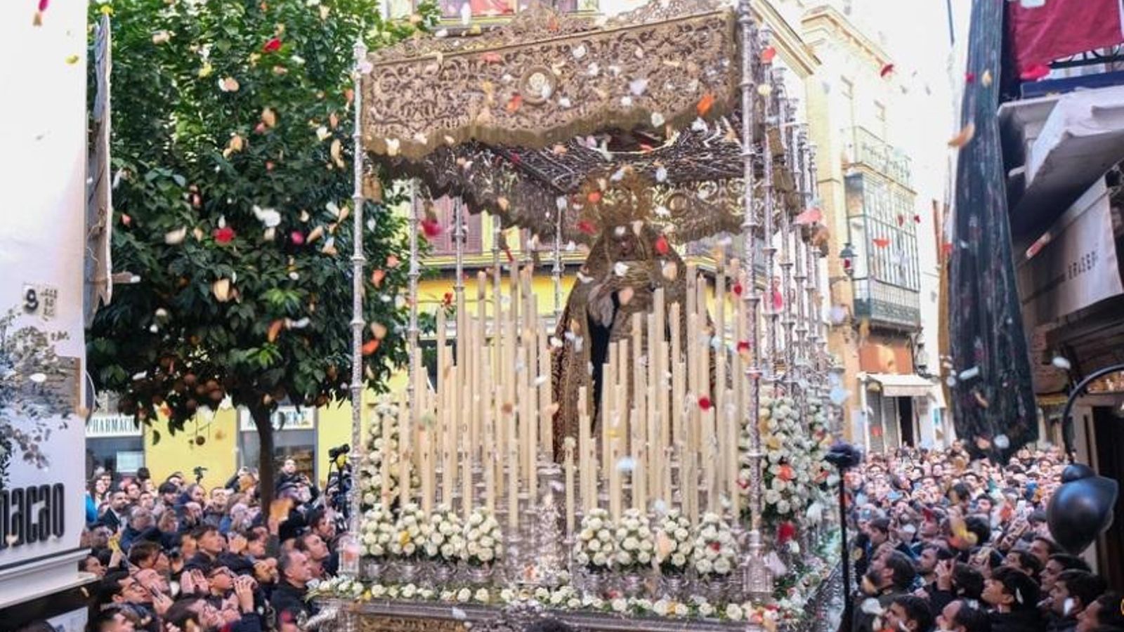 Lluvia de flores para la Virgen del Socorro entrando en Francos