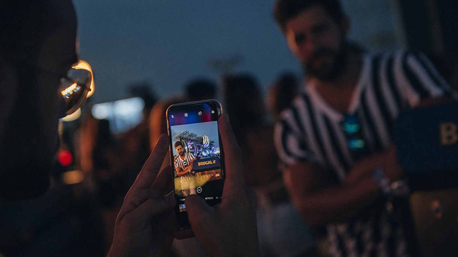 Joven tomando una fotografía durante un concierto