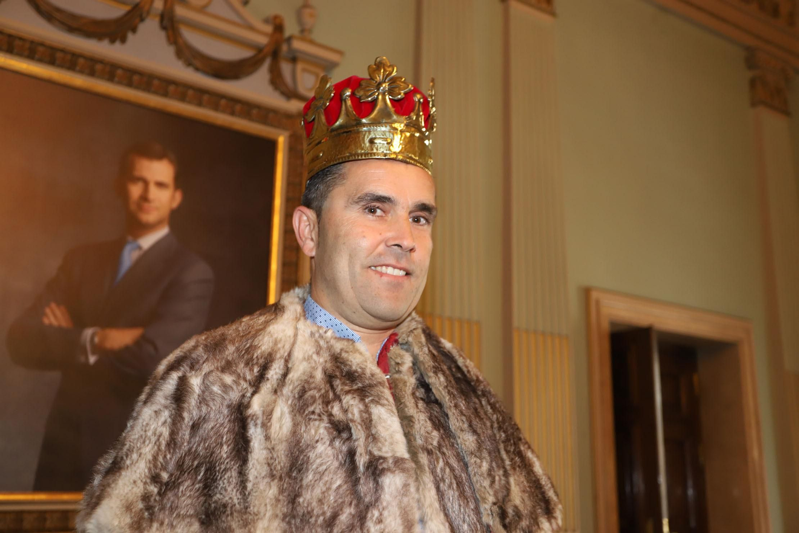 El Rey Gaspar luce su capa y su corona en el Salón de Pleno del Ayuntamiento de Huelva.