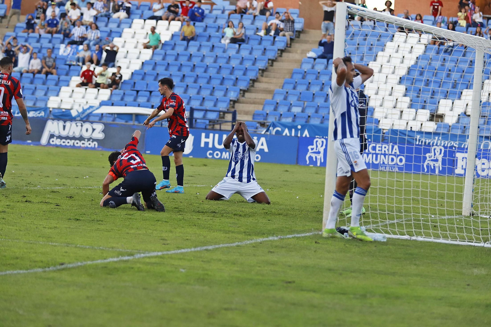 Imágenes del partido entre el Recreativo de Huelva y Yeclano