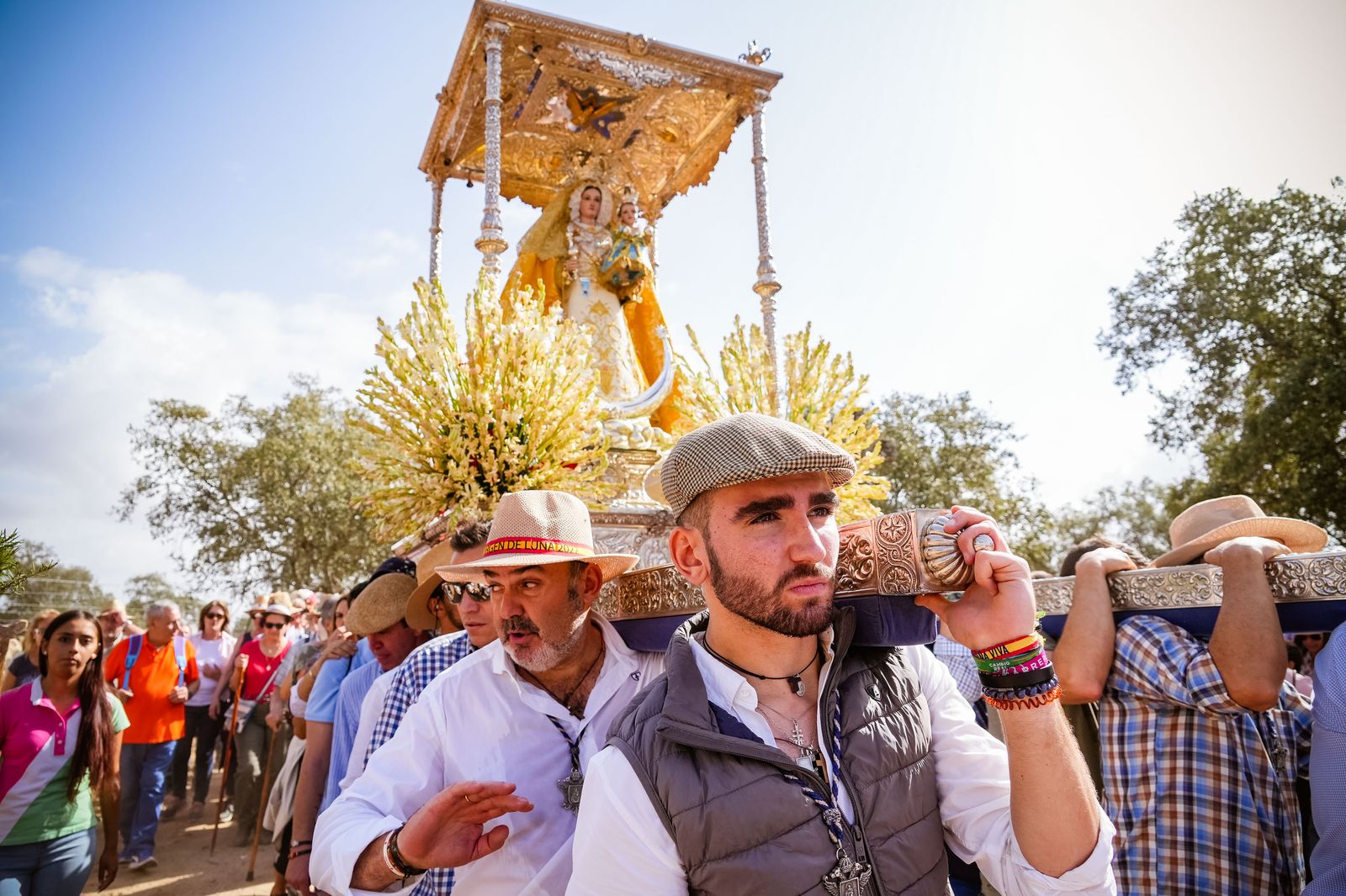 Vecinos de Villanueva de Córdoba portan a la alcaldesa perpetua.