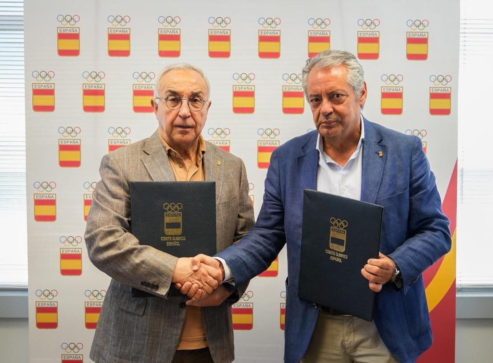 Un momento de la firma del acuerdo.