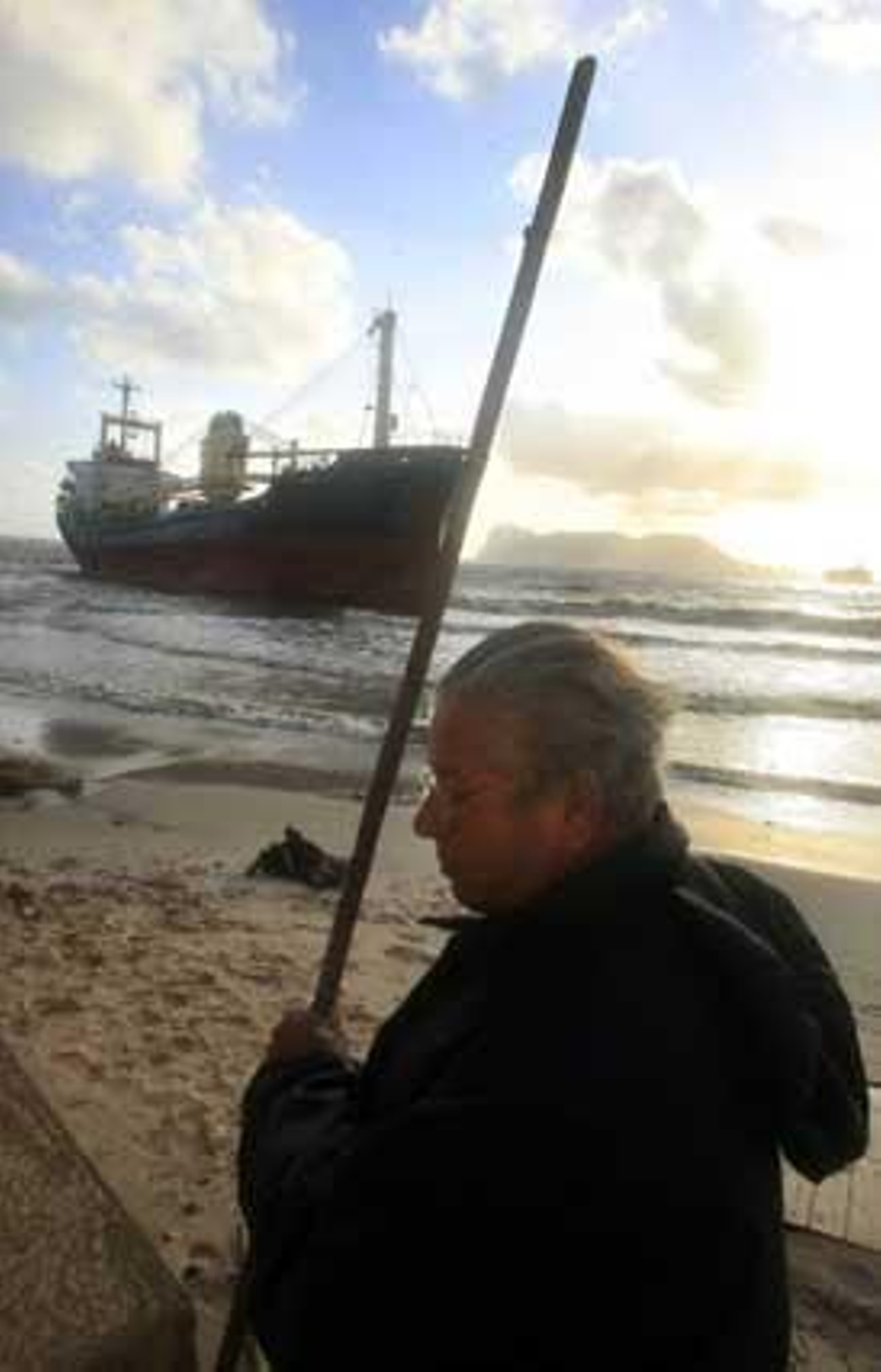 El temporal de Levante hace que el buque 'Rhea' vare en El Rinconcillo tras rechazar la ayuda de Capitanía./Fotos:Erasmo Fenoy 

Foto: Erasmo Fenoy