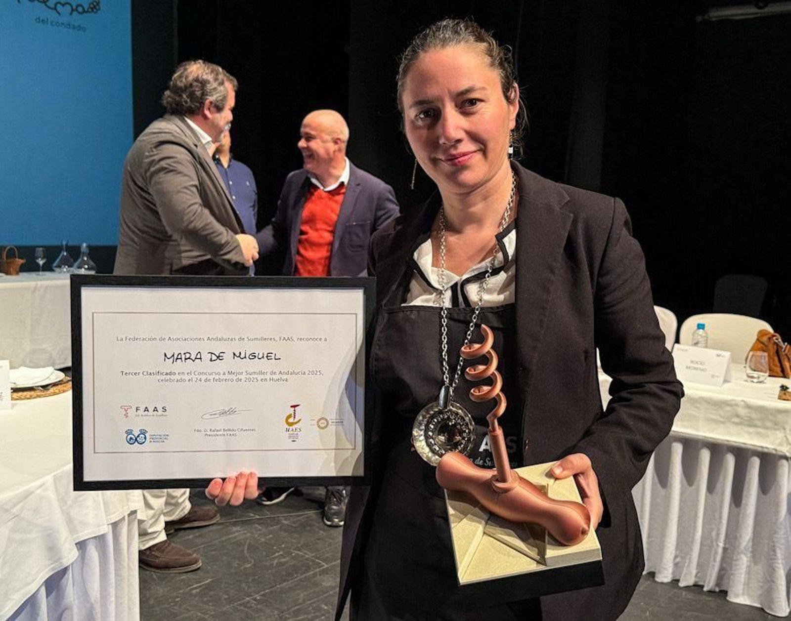 Mara de Miguel con su galardón