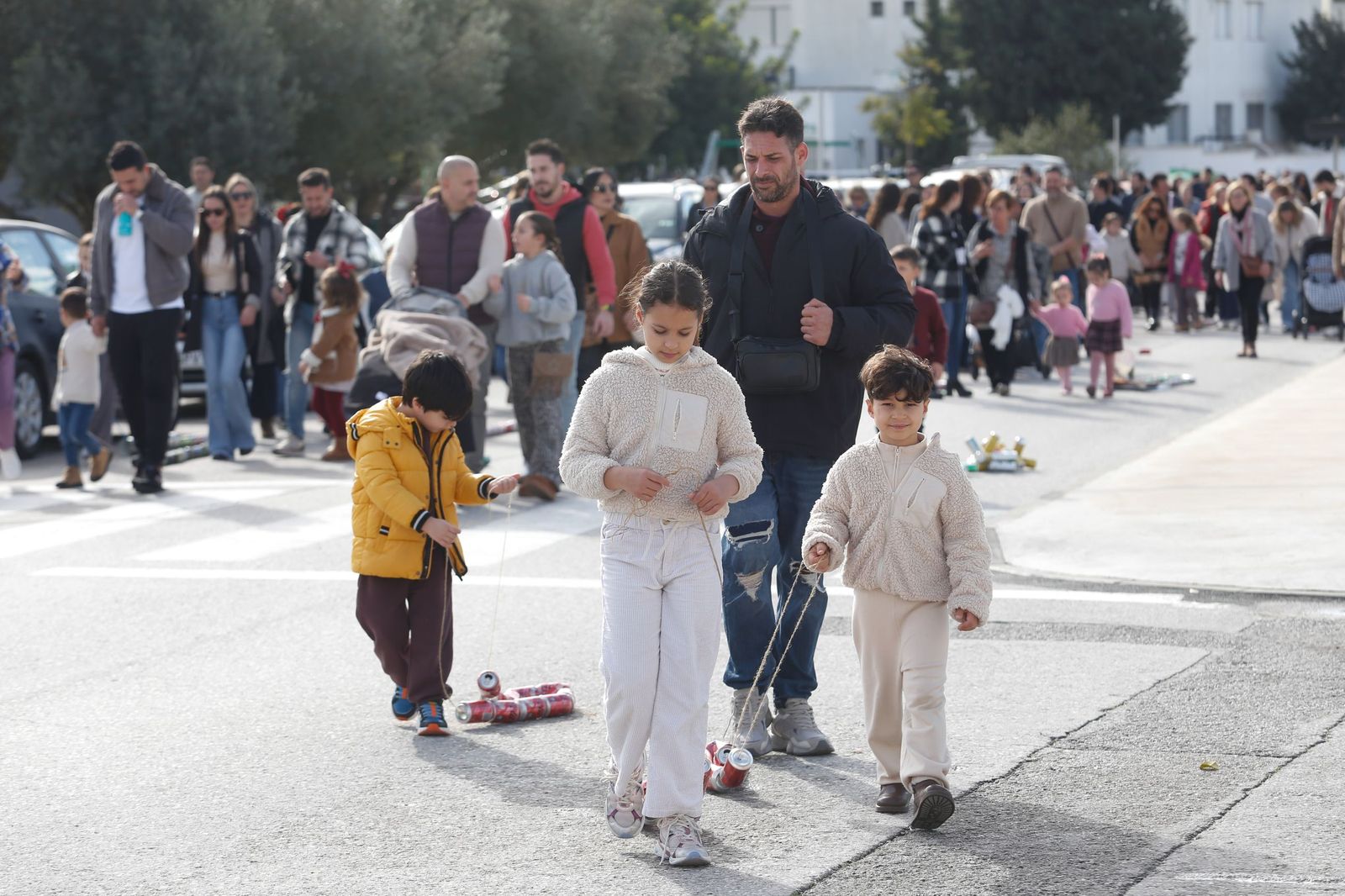 Búscate en las fotos del arrastre de latas 2026 en Los Barrios