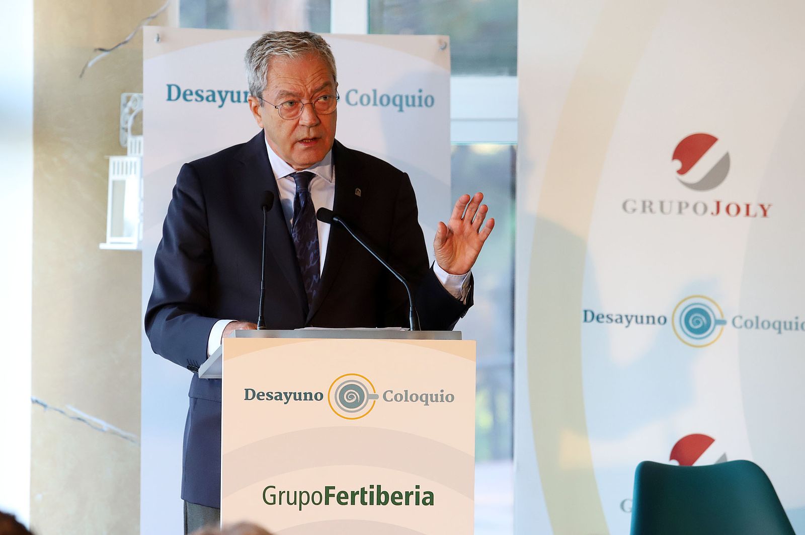 Rogelio Velasco en su intervención en un desayuno coloquio de Huelva Información.