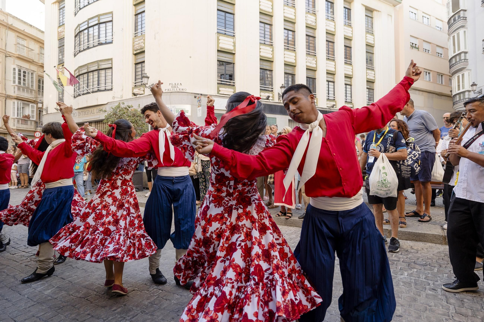Las imágenes del desfile inaugural del XXX Festival de Folklore Ciudad de Cádiz