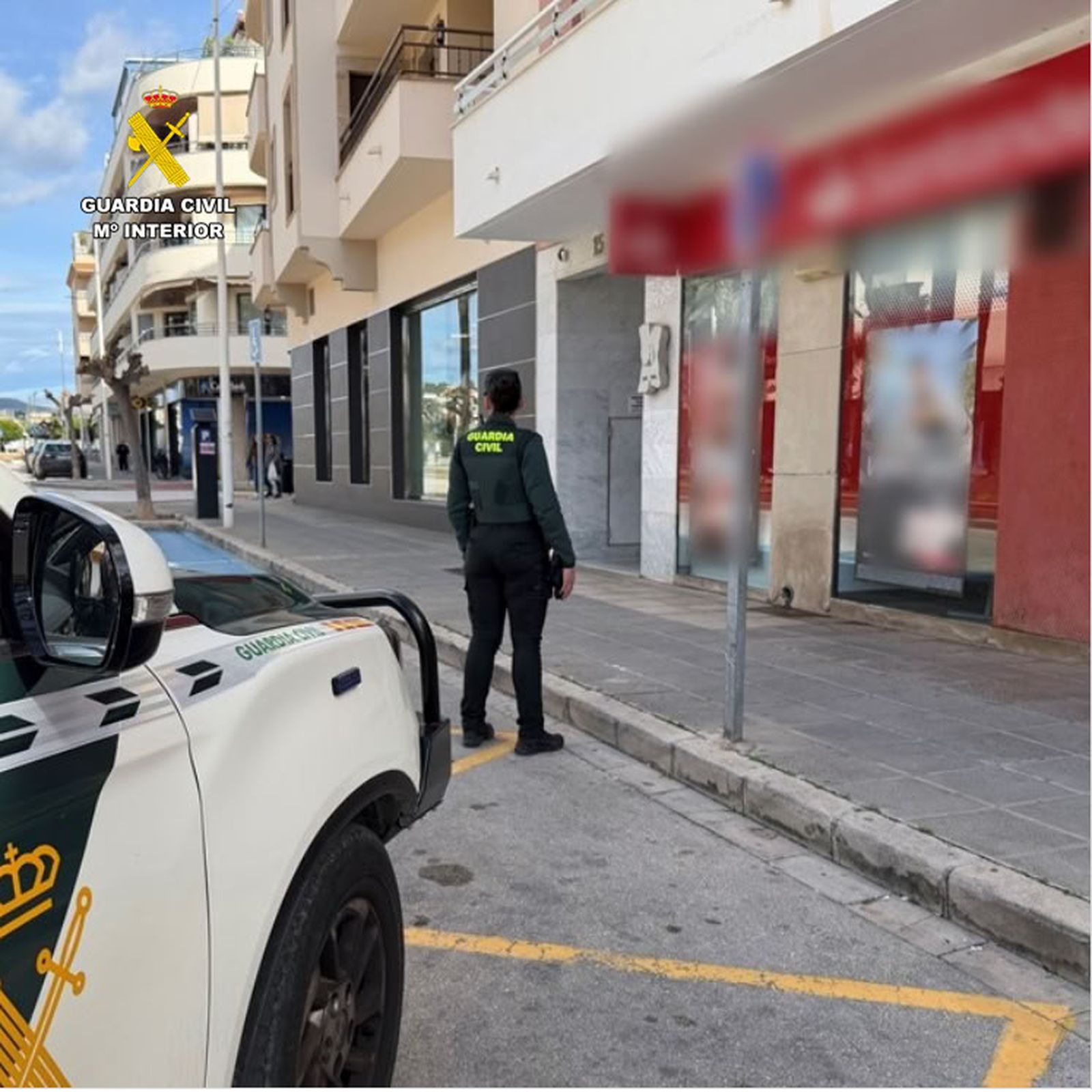 Un agente de la Guardia Civil ante un banco.