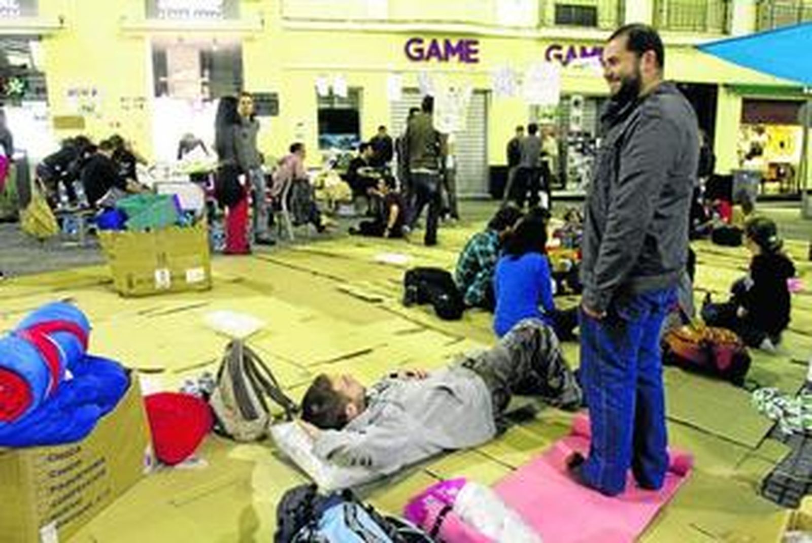Sobre la una de la madrugada, los primeros acampados empiezan a tomar el suelo de la plaza del Palillero para prepararse para dormir.