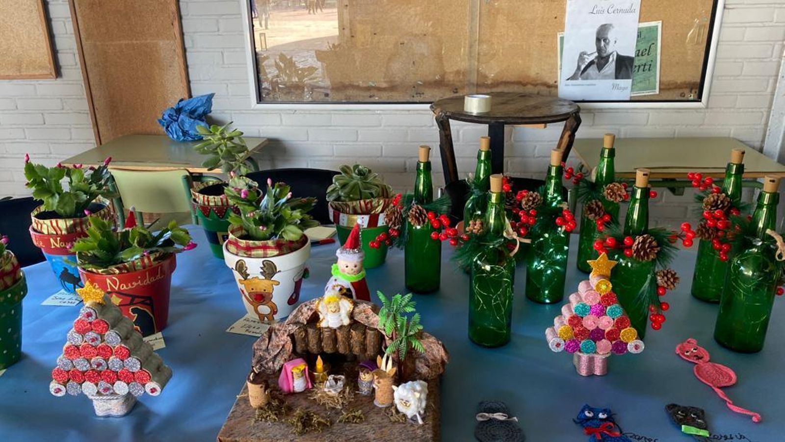 Algunos de las manualidades realizadas en el mercado solidario.