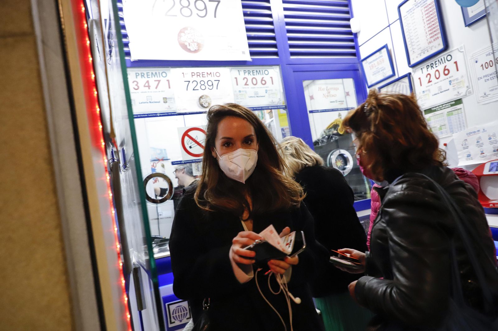 Lotería de Navidad en Granada: Colas y mucha ilusión para comprar el décimo de última hora