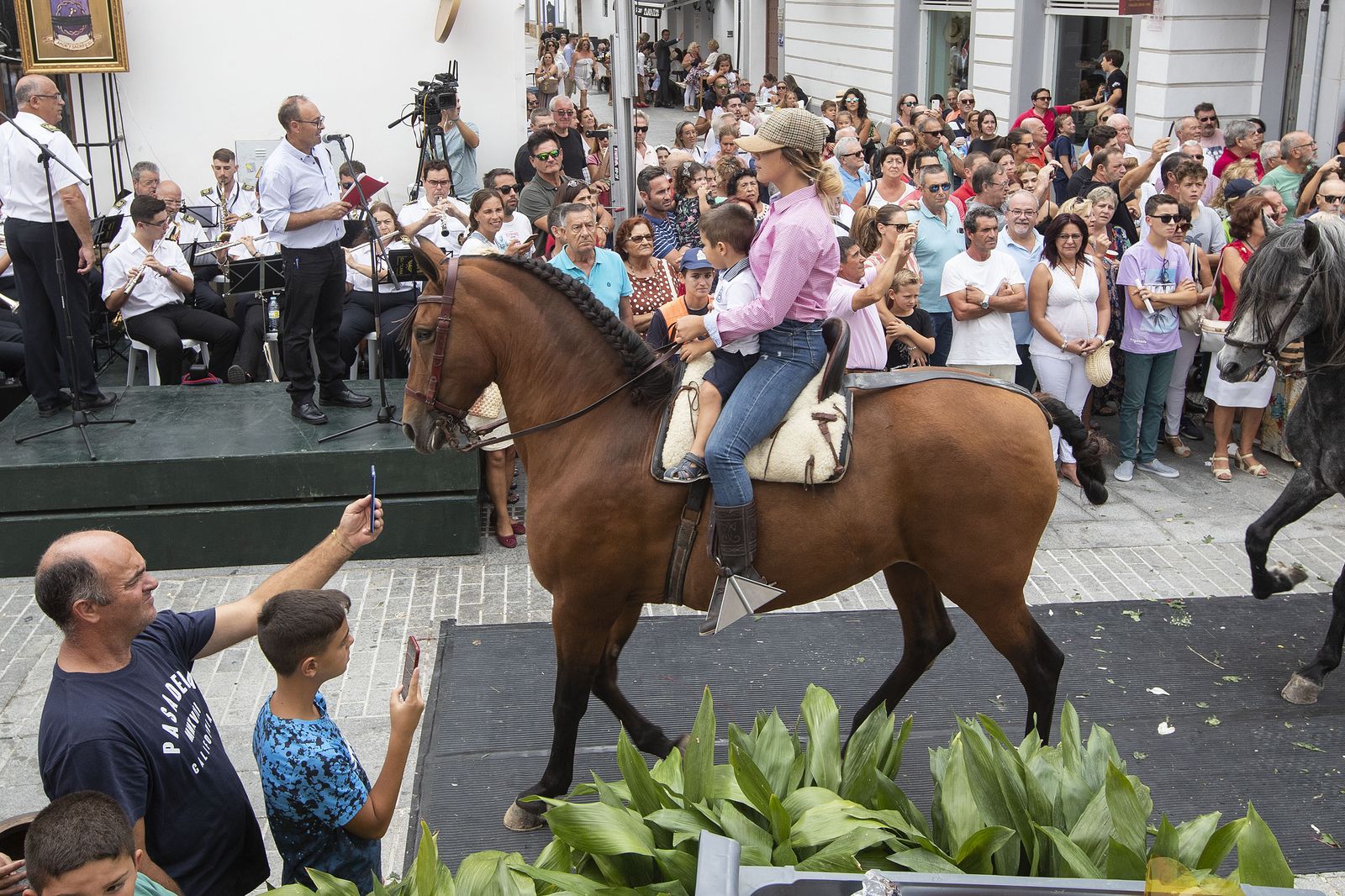 Imágenes de la ofrenda floral a la Patrona