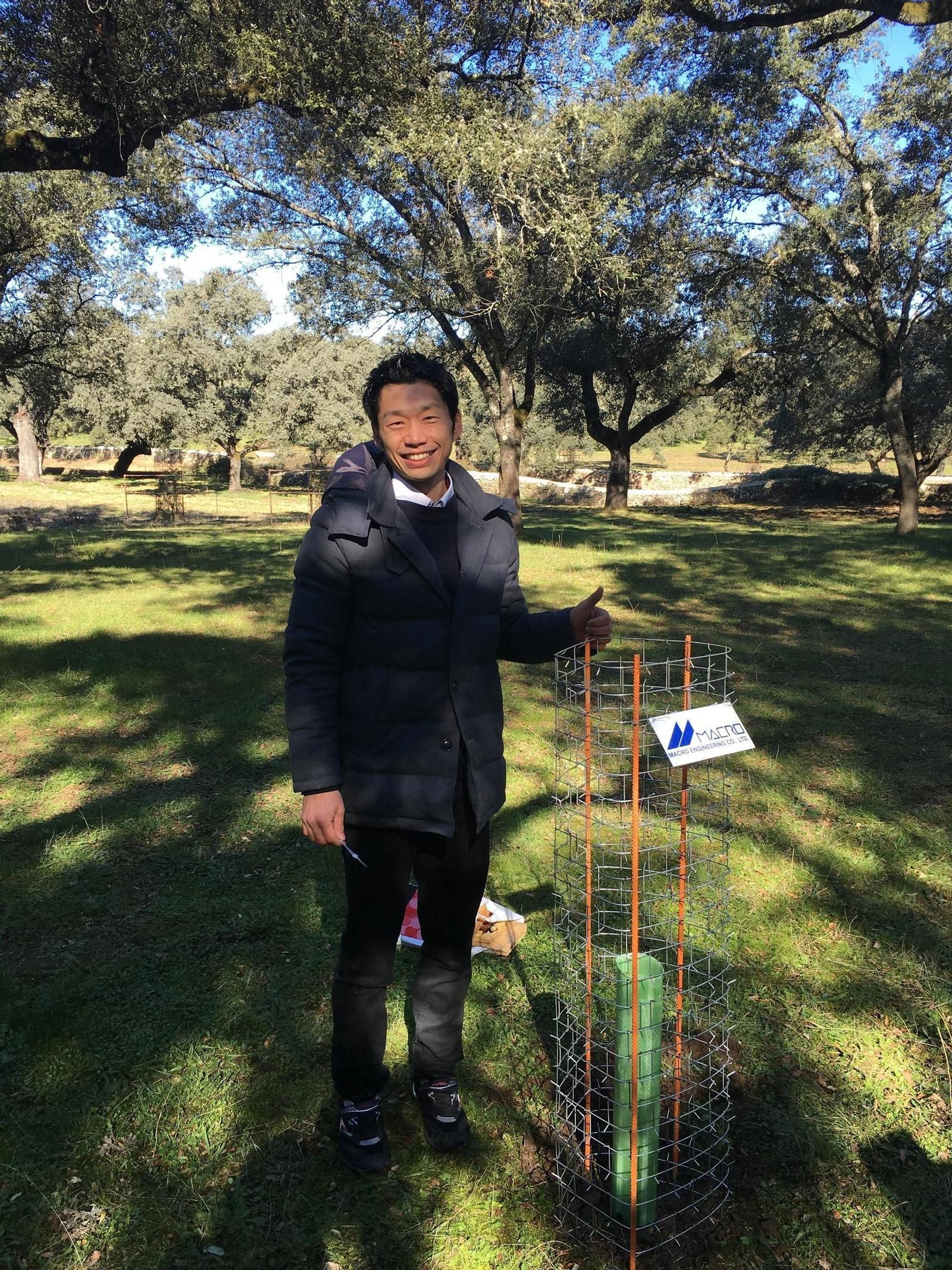 Taishi Yamamoto, junto a una de las encinas que acaba de plantar en Cala.