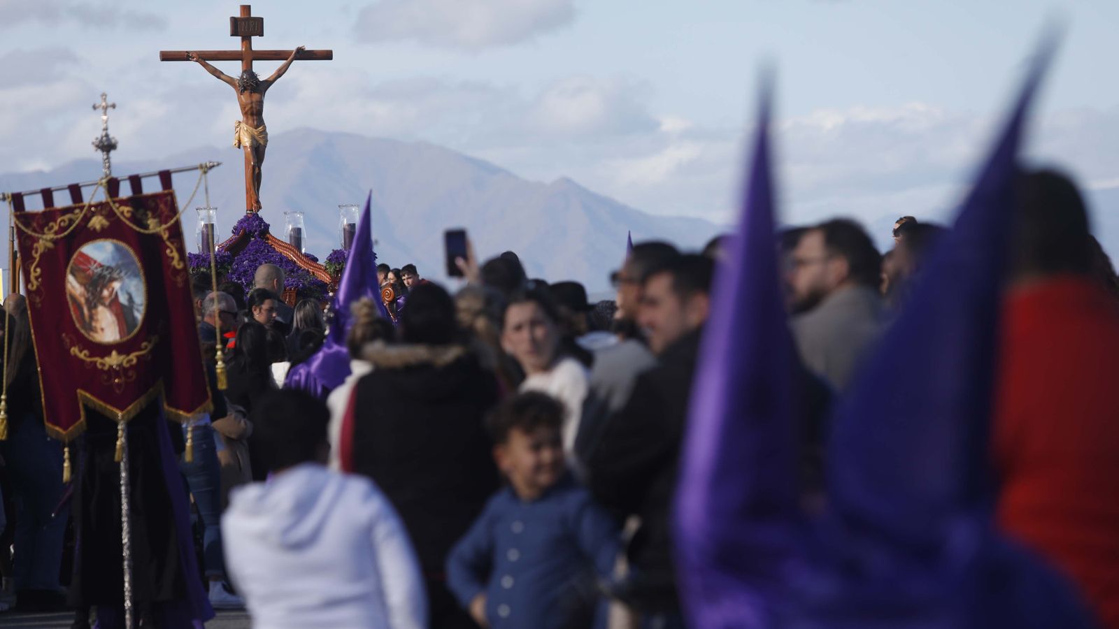 Fotos del Viernes Santo en La Línea: Cristo del Mar y Luz y Esperanza Nuestra, Soledad y Santo Entierro, Cristo del Amor y Misericordia y Amargura.