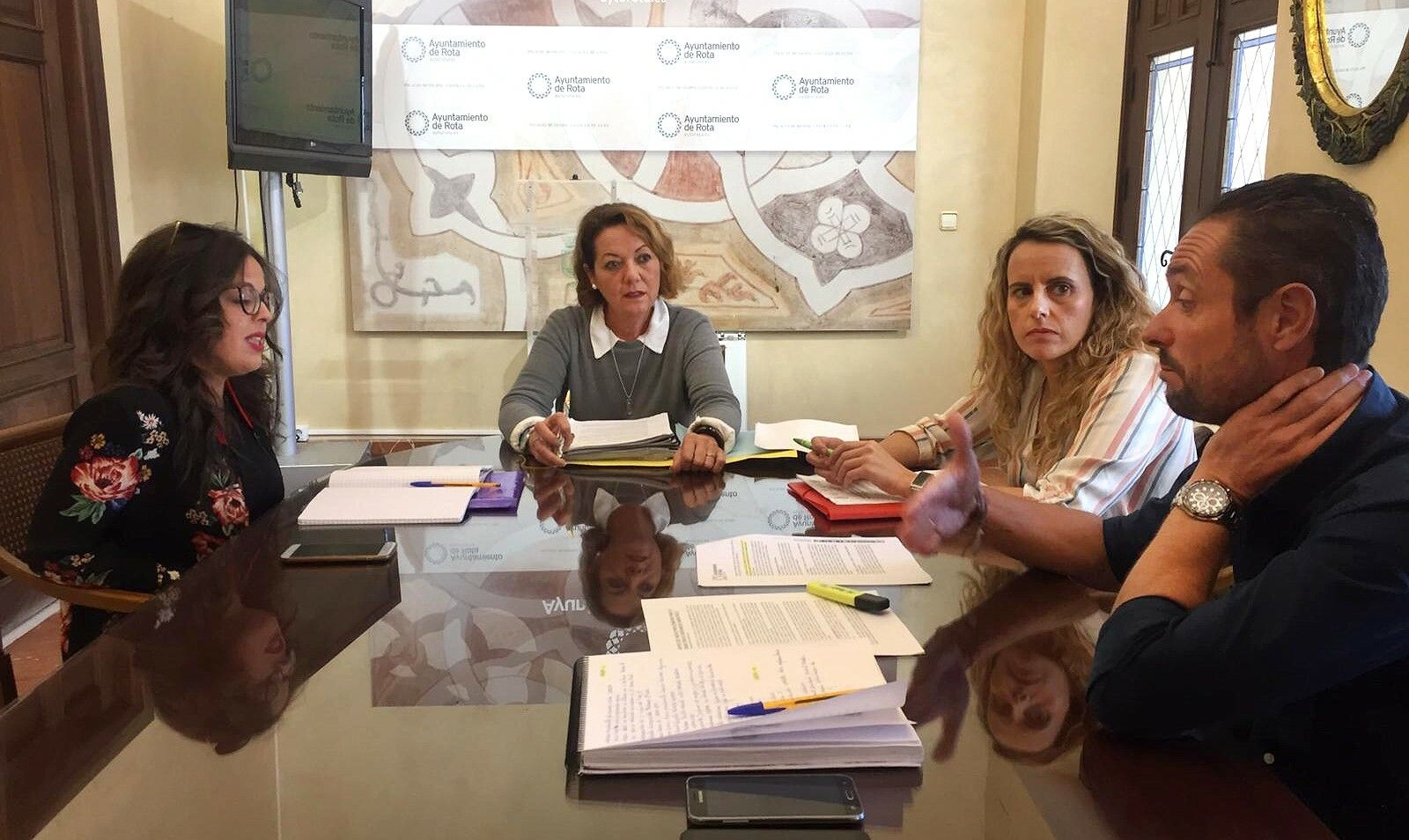 La concejala de Accesibilidad, Juana María Montes, reunida con la Asociación de Discapacitados de Rota.