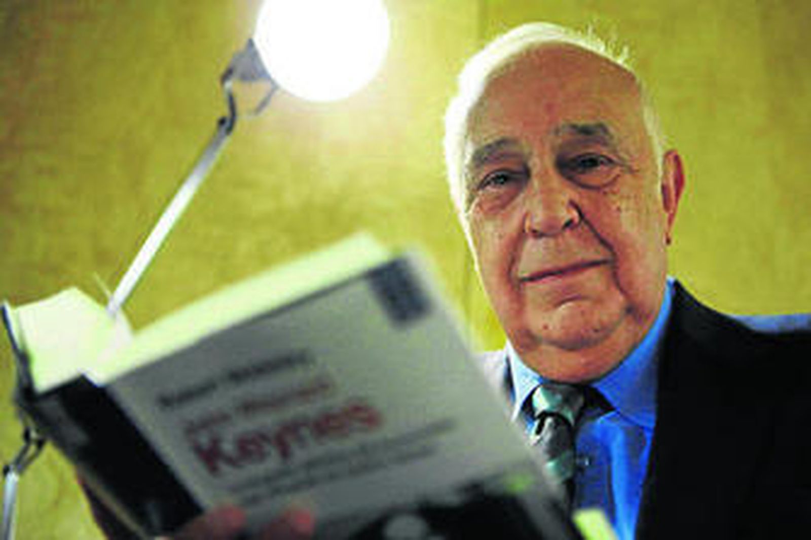 Robert Skidelsky con un ejemplar de la biografía de Keynes, de la que es autor.