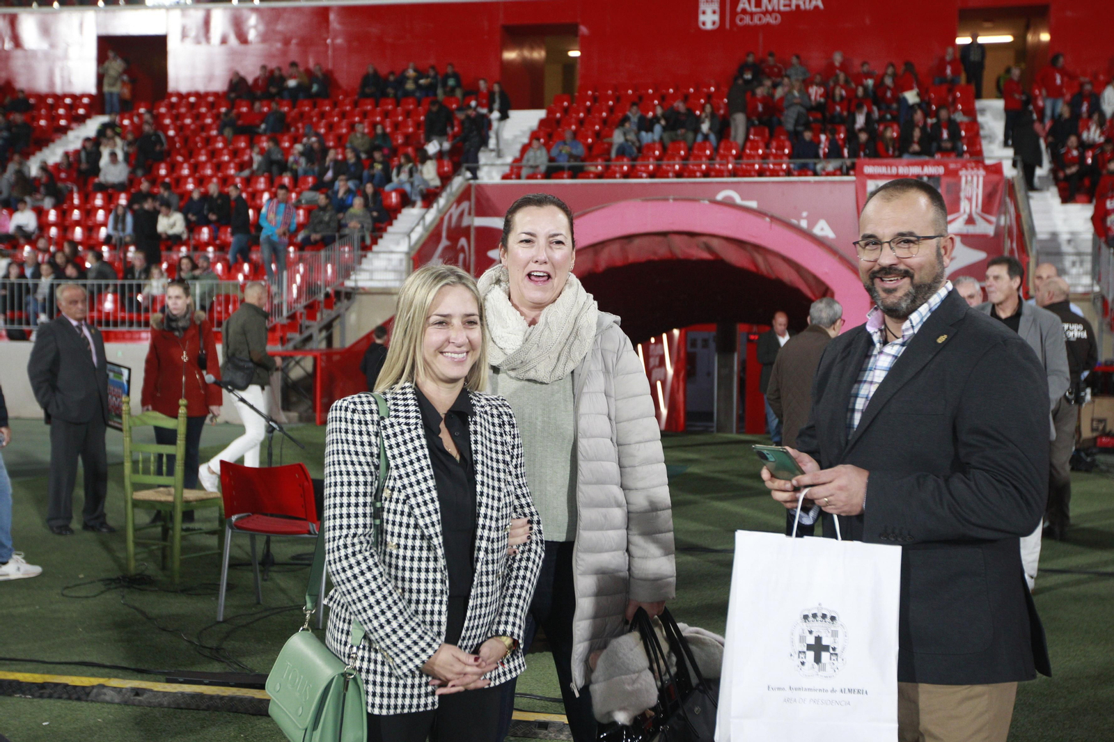 Imágenes del partido homenaje al 'eterno' capitán de la U.D. Almería, José Ortiz