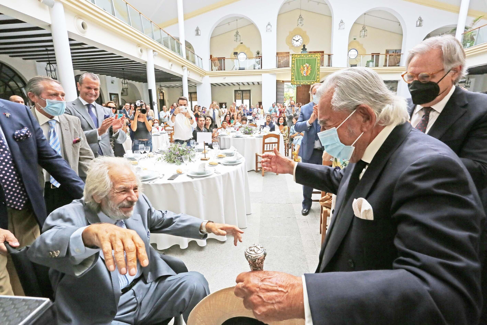 Rafael de Paula impone la insignia de oro de la peña Tío José de Paula a Manuel Morao en Jerez