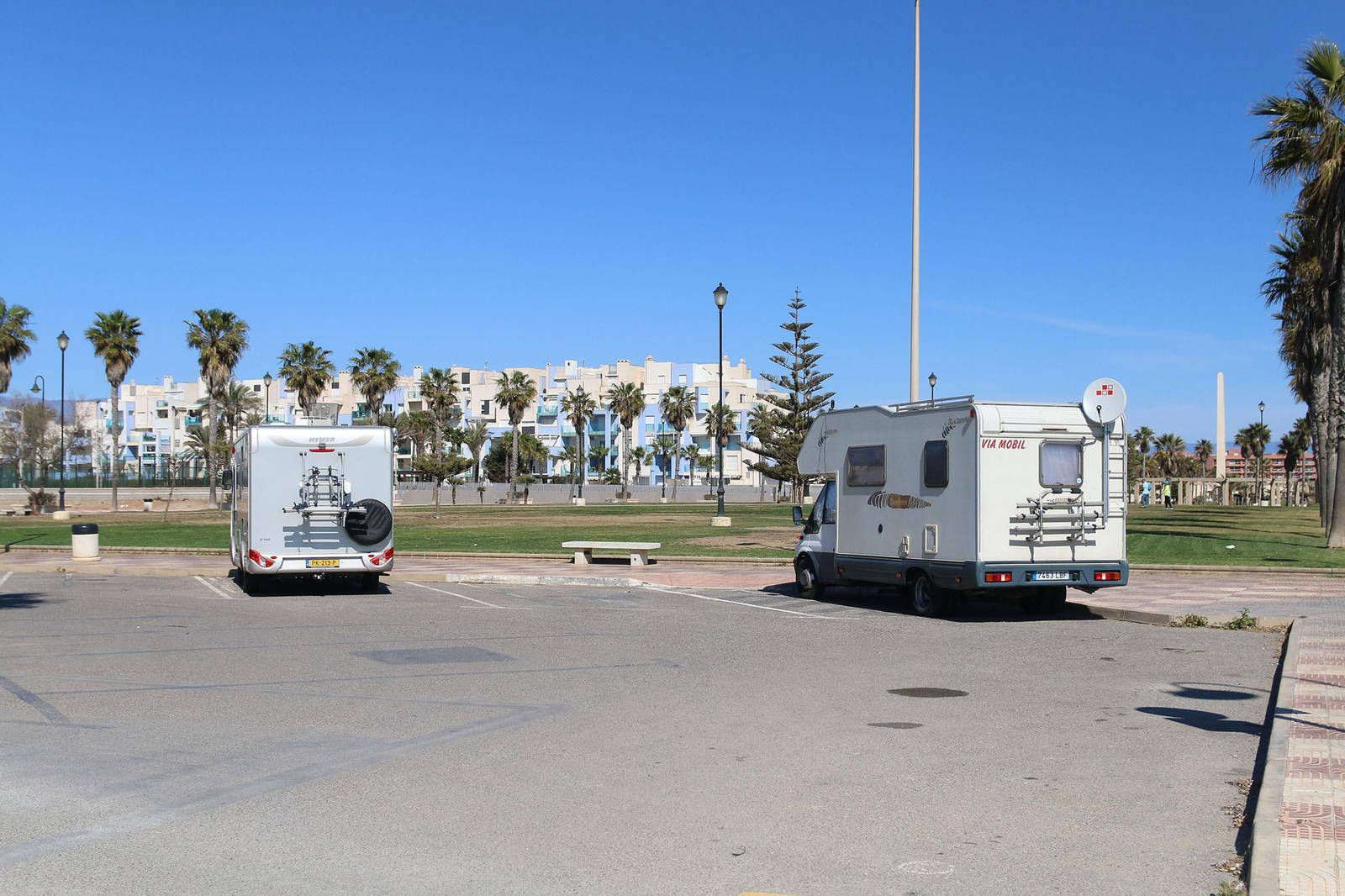 Fotogalería de las autocaravanas aparcadas en Roquetas