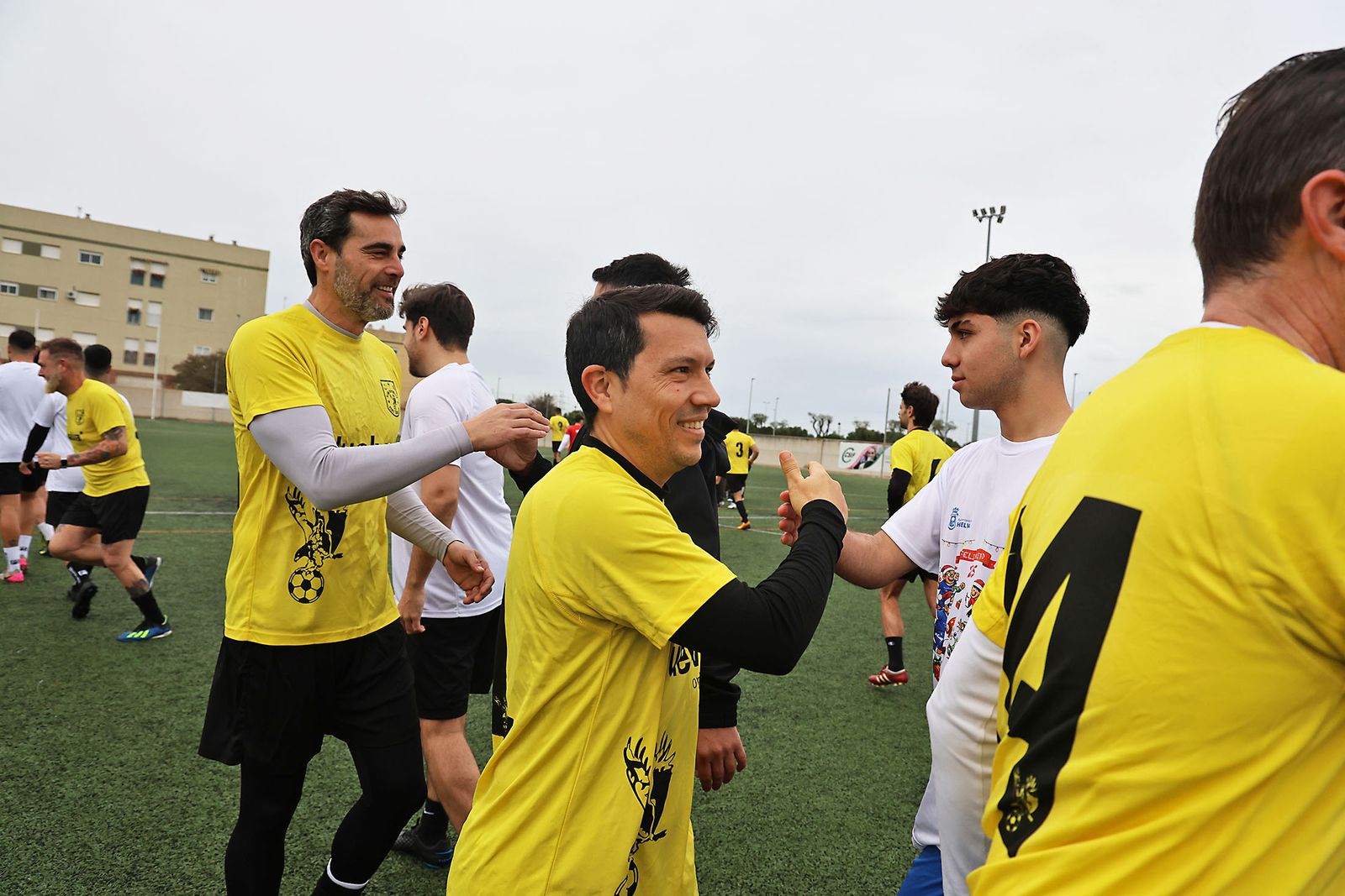 Periodistas y políticos disputan su tradicional partido navideño de fútbol
