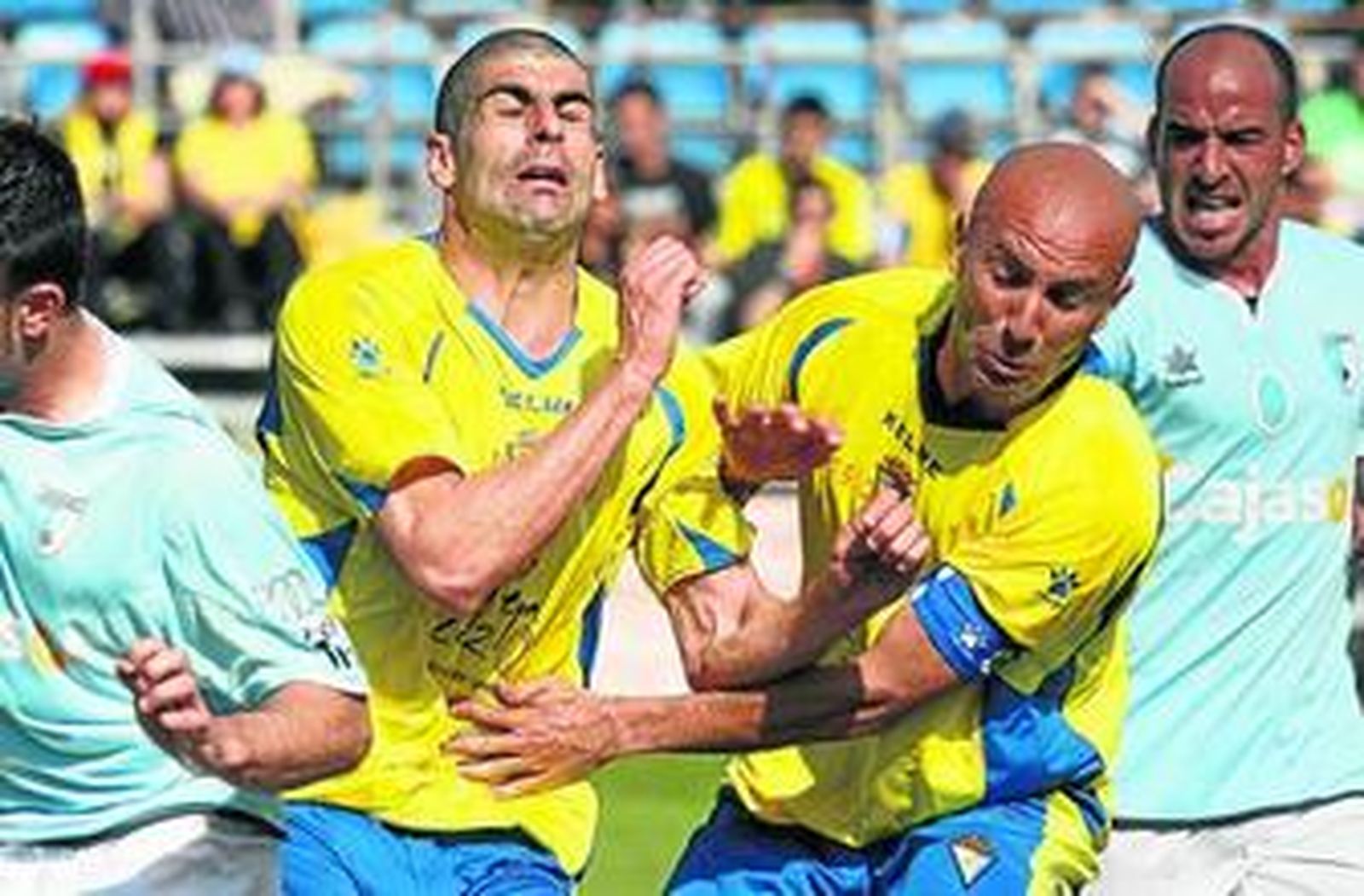 Antonio Moreno y Raúl López tropiezan en un lance del partido contra el Lucena disputado el pasado domingo.
