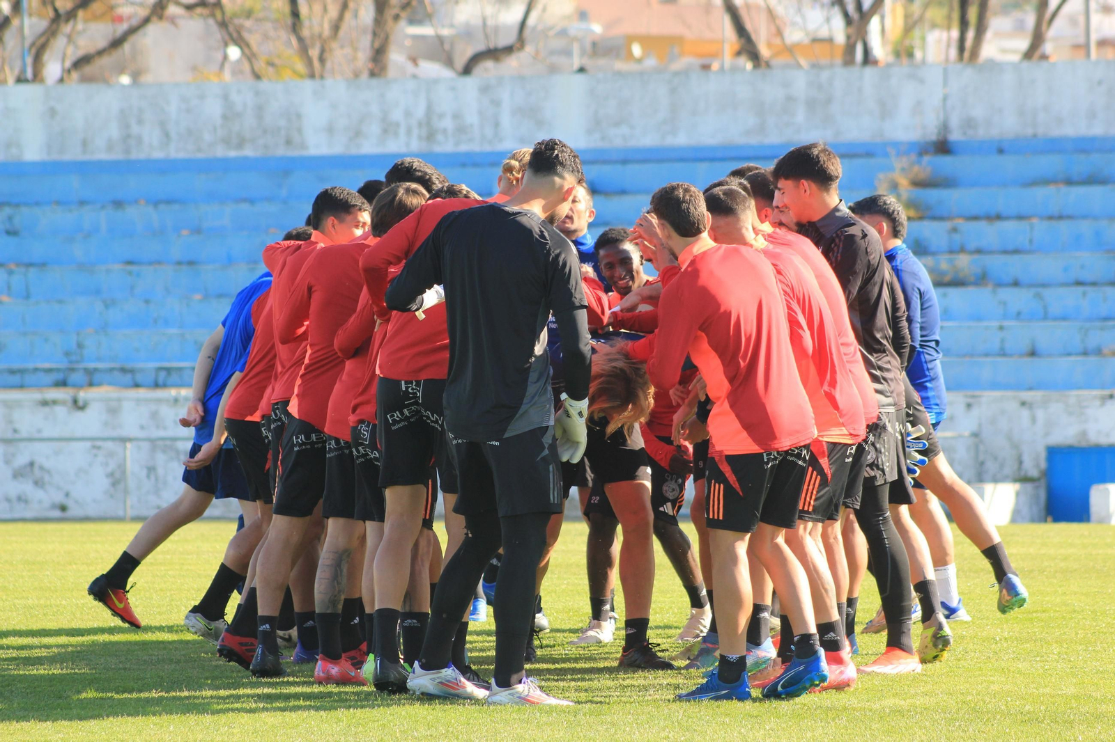 Los jugadores felicitan a Checa por su 42 cumpleaños con el clásico 'túnel de collejas'.