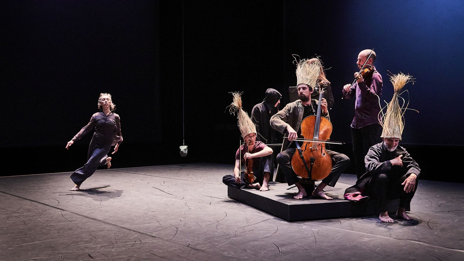 En una tarima móvil o caminando, los músicos y los cantantes participan plenamente en la escena.