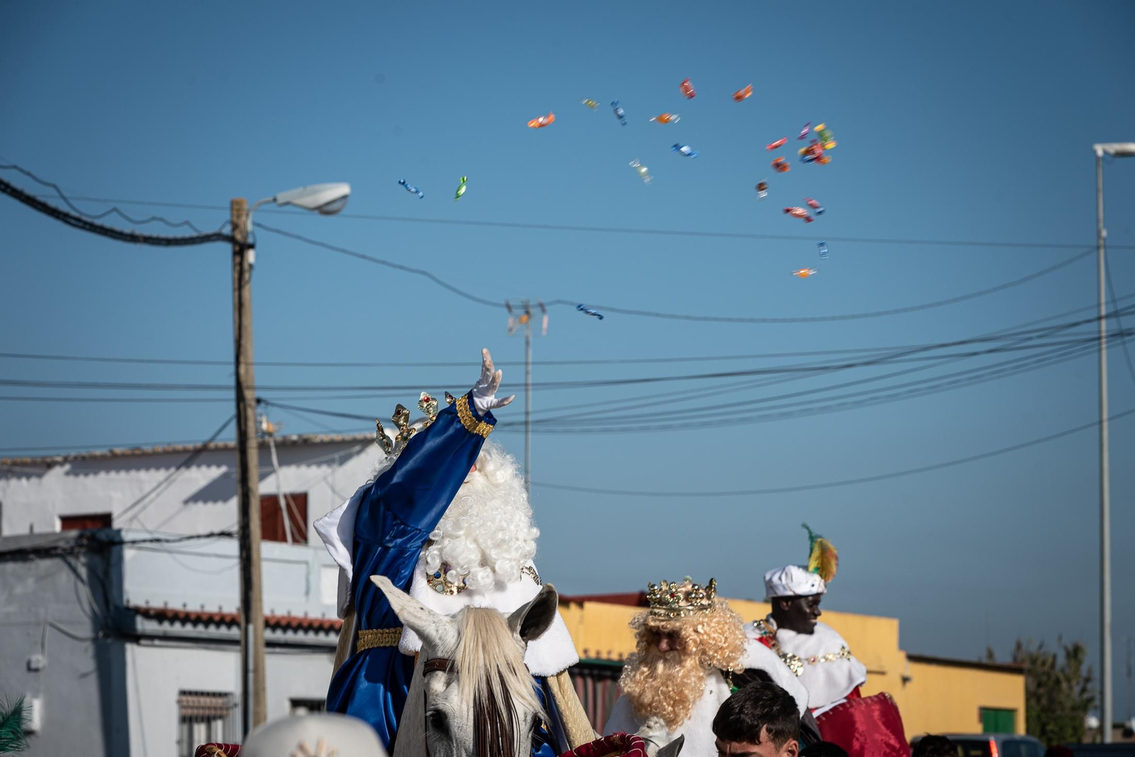 Los Reyes Magos traen la ilusión a los barrios de Huelva, en imágenes