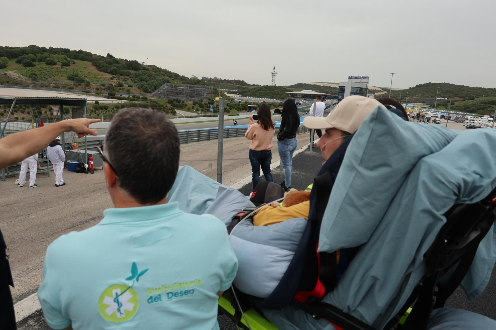 Manuel cumple en Jerez su último sueño: ver una carrera de motos.