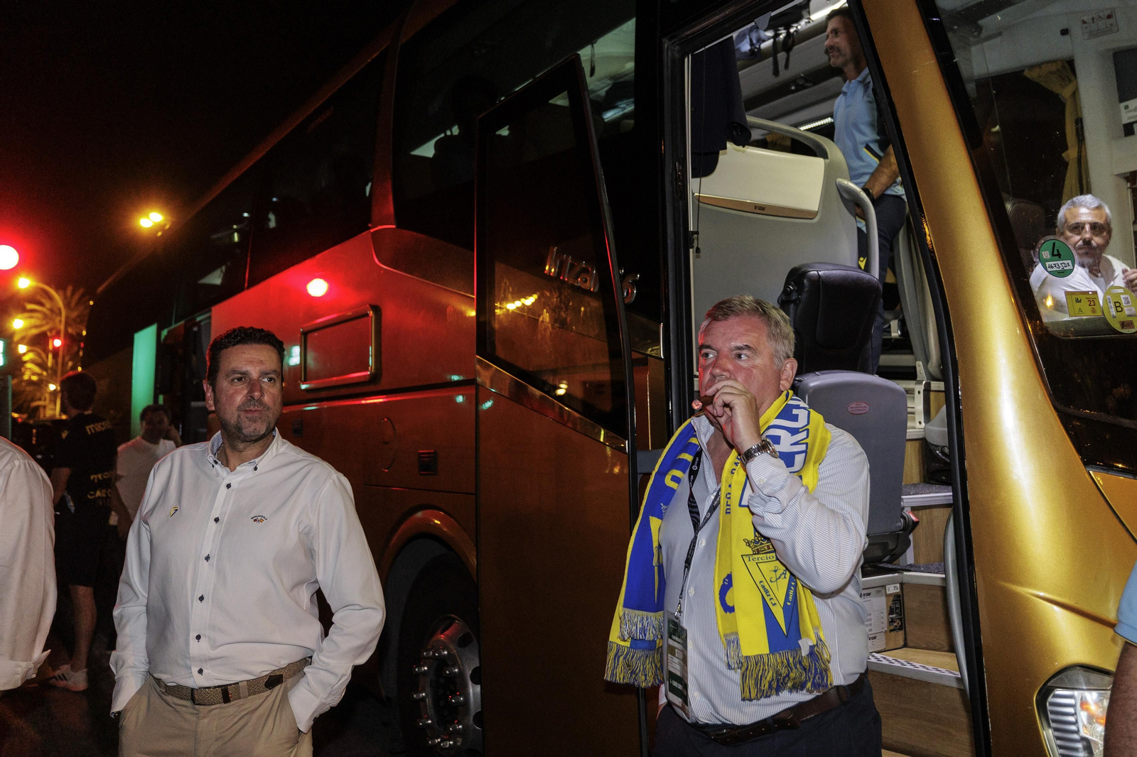 Las imágenes de la afición del Cádiz C.F. celebrando la permanencia en la fuente más cadista