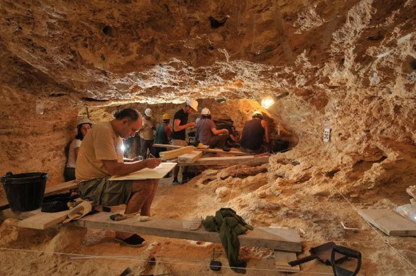 Excavaciones en el yacimiento arqueológico de Abric Romaní en Capellades