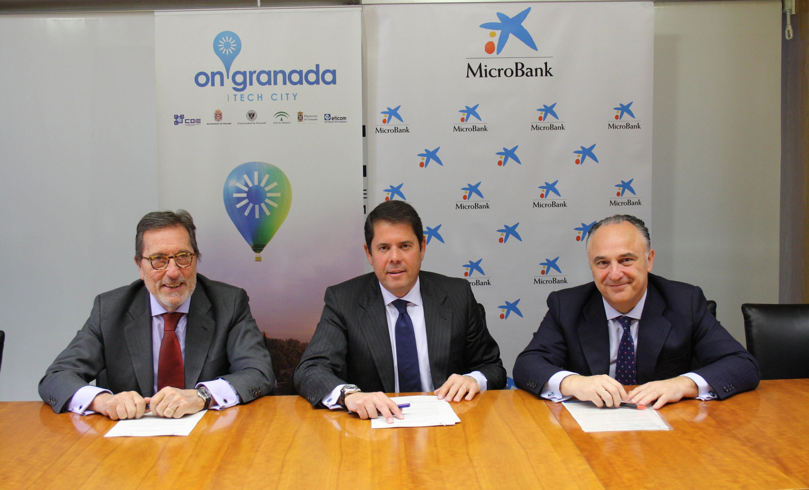 Antonio Vila, Presidente de MicroBank, Gerardo Cuerva, Presidente de OnGranada Tech City y Juan Ignacio Zafra, Director Territorial de CaixaBank en Andalucía Oriental y Murcia.
