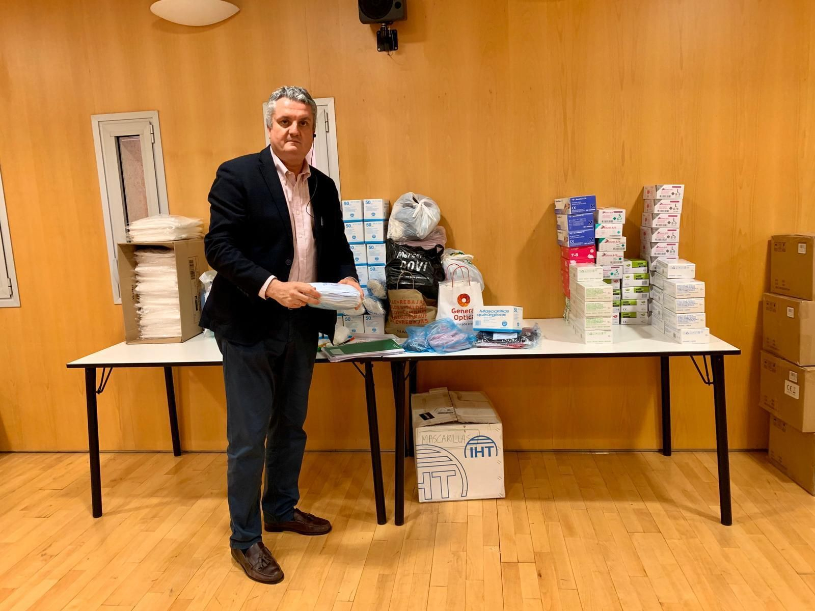 El delegado territorial de Salud, Juan de la Cruz Belmonte, junto a parte del material que se ha repartido en los centros de la provincia