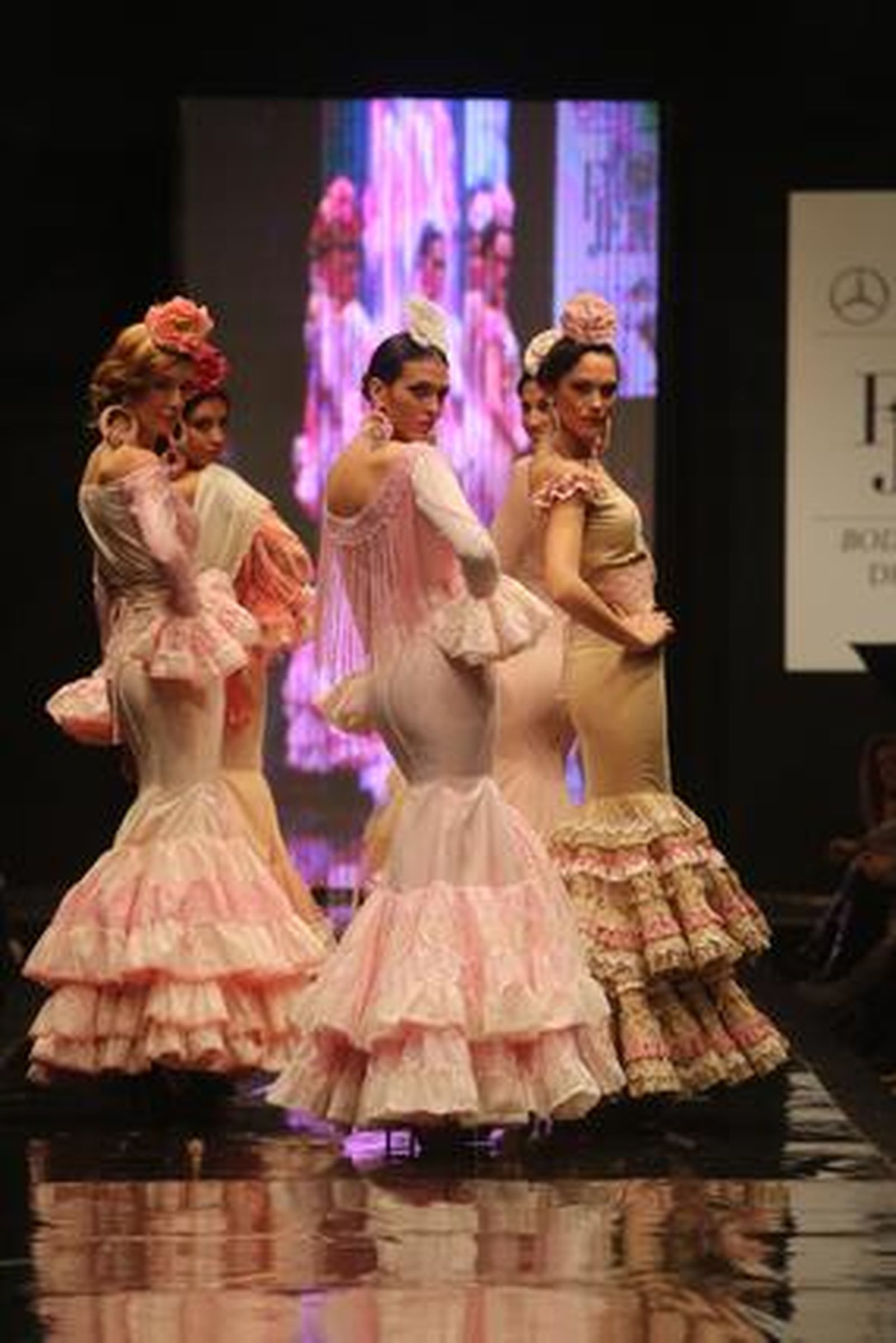 La colección 'Volantes de plata' puso el broche de oro a la pasarela con un homenaje a los 25 años de la firma.

Foto: Juan Carlos Corchado