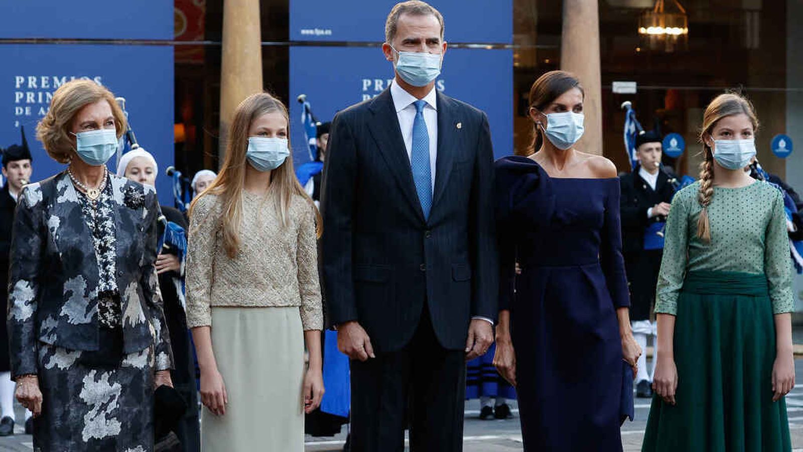 Los Reyes, Leonor y Sofía y la Reina Emérita llegando a la entrega de los premios Princesa de Asturias en 2020.