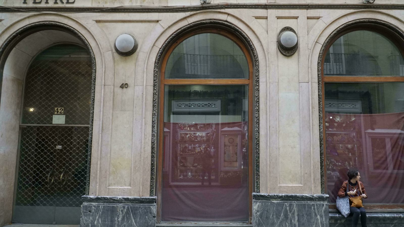 Detalle de la fachada del edificio de Peyré