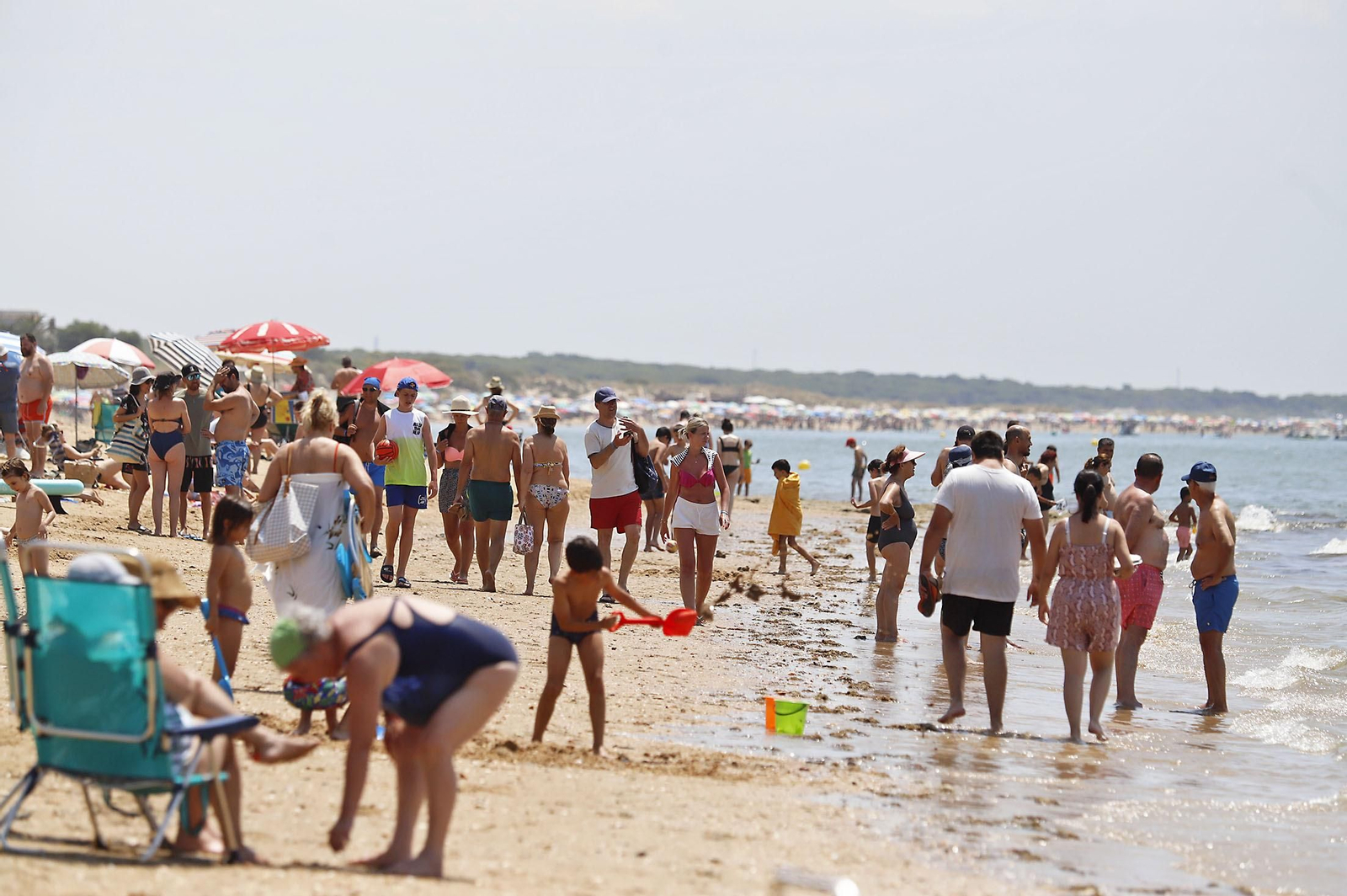 Las imágenes de la jornada de domingo en las playas de Huelva