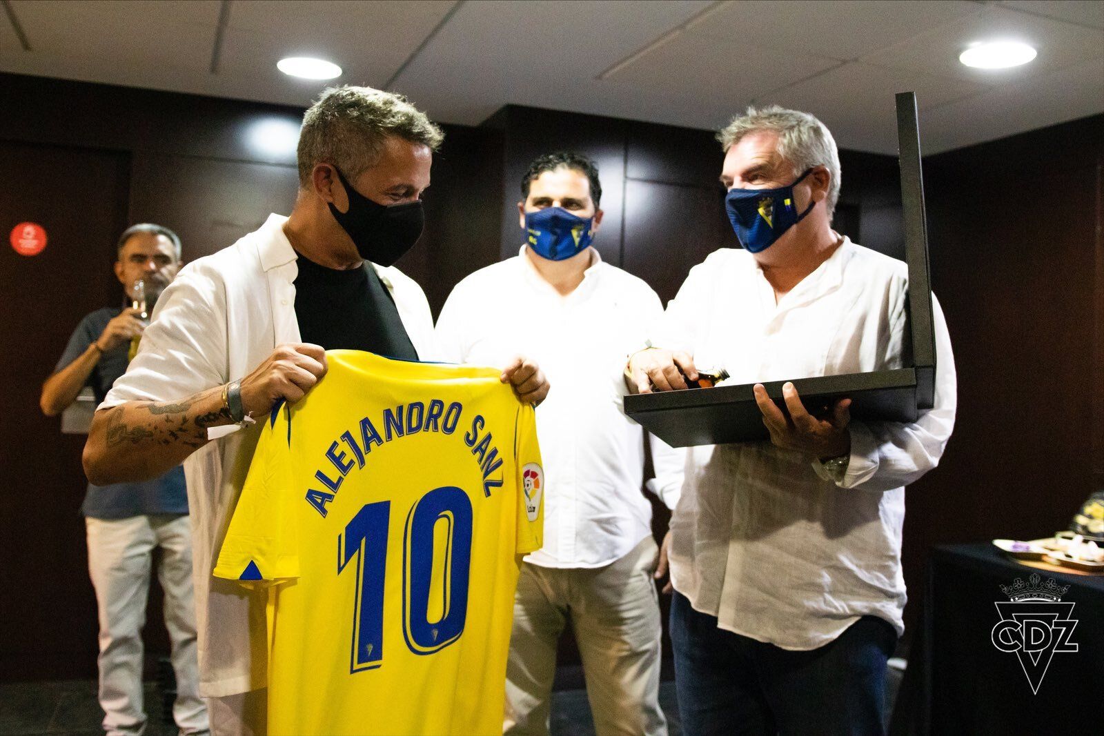 Alejandro Sanz recibe la camiseta del Cádiz de manos de Manuel Vizcaíno