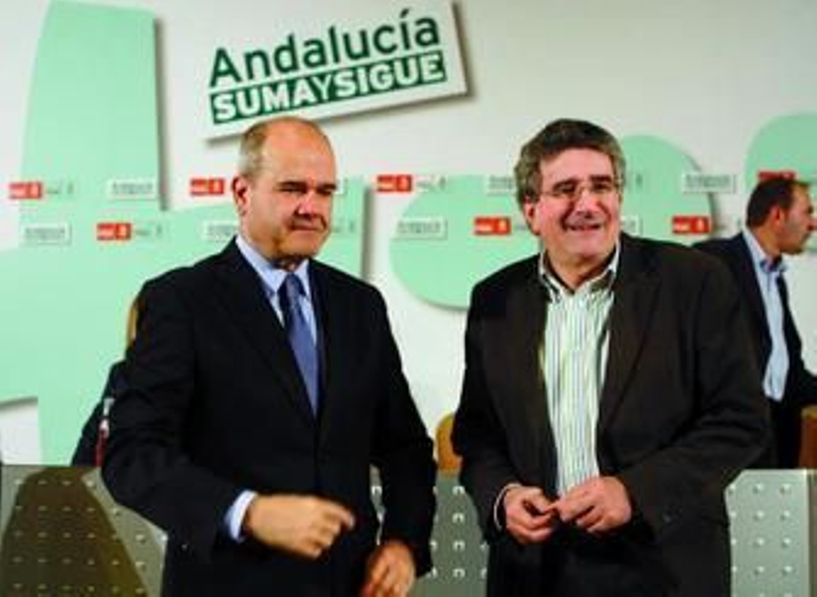 Manuel Chaves, secretario general del PSOE-A, junto a Luis Pizarro, secretario de Organización.