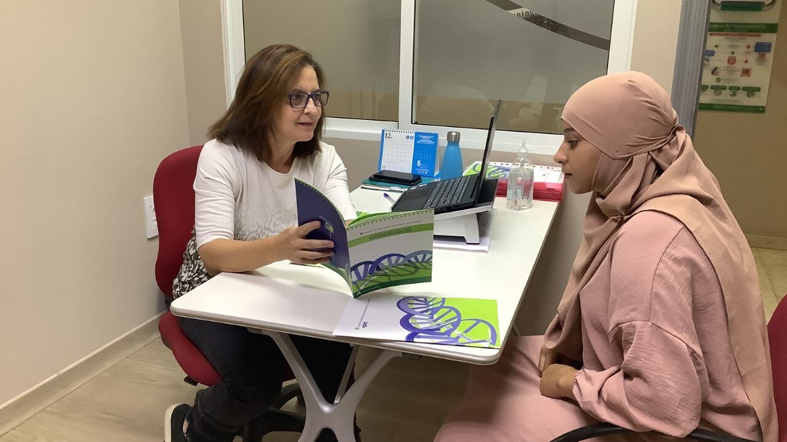 María Jesús Delgado, técnica EPES en Verdiblanca, atendiendo a una usuaria de prácticas.