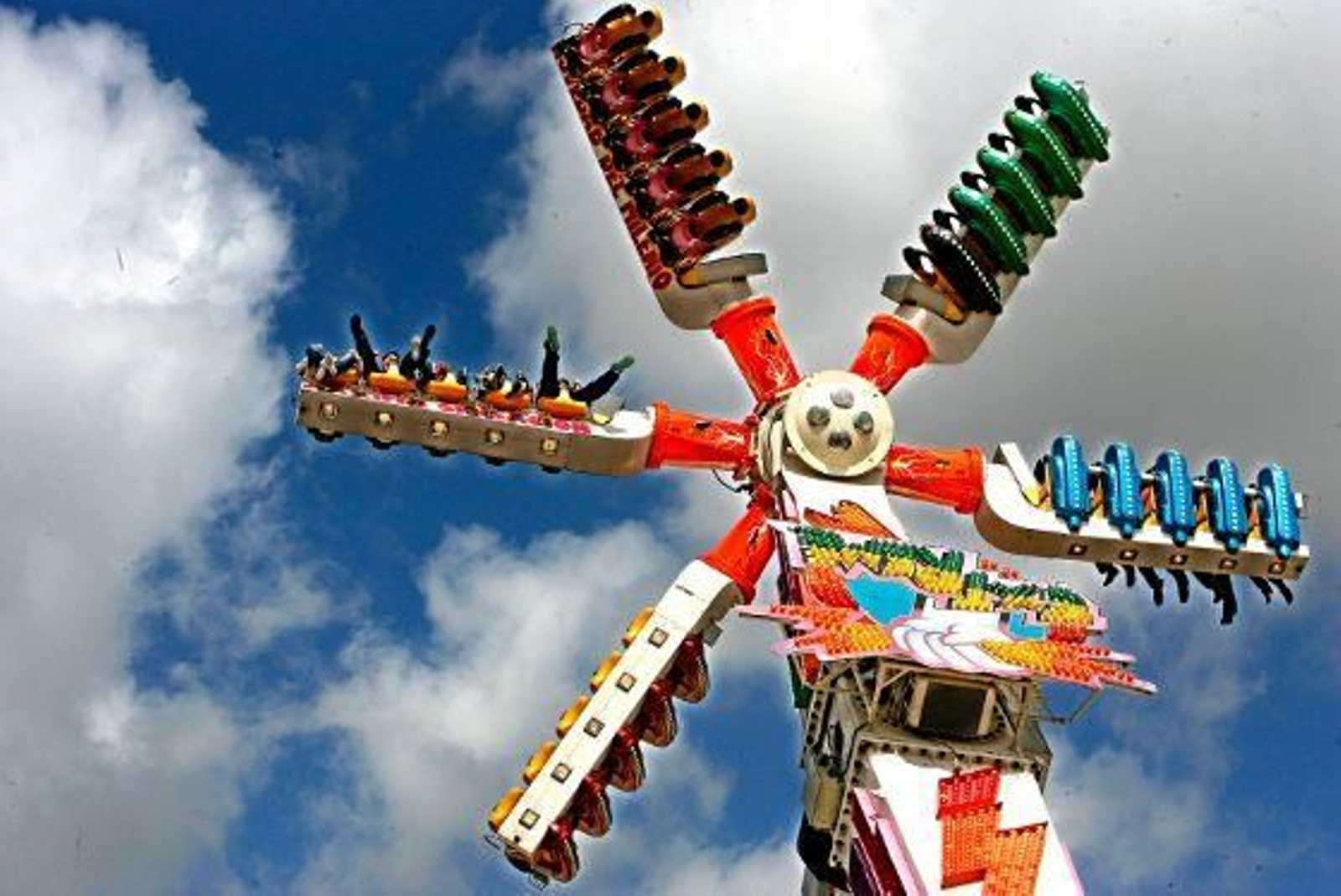 Pies por los aires ayer durante una de las últimas vueltas de la mega atracción ‘Extreme’ a su paso por la Feria del Caballo.

Foto: Pascual