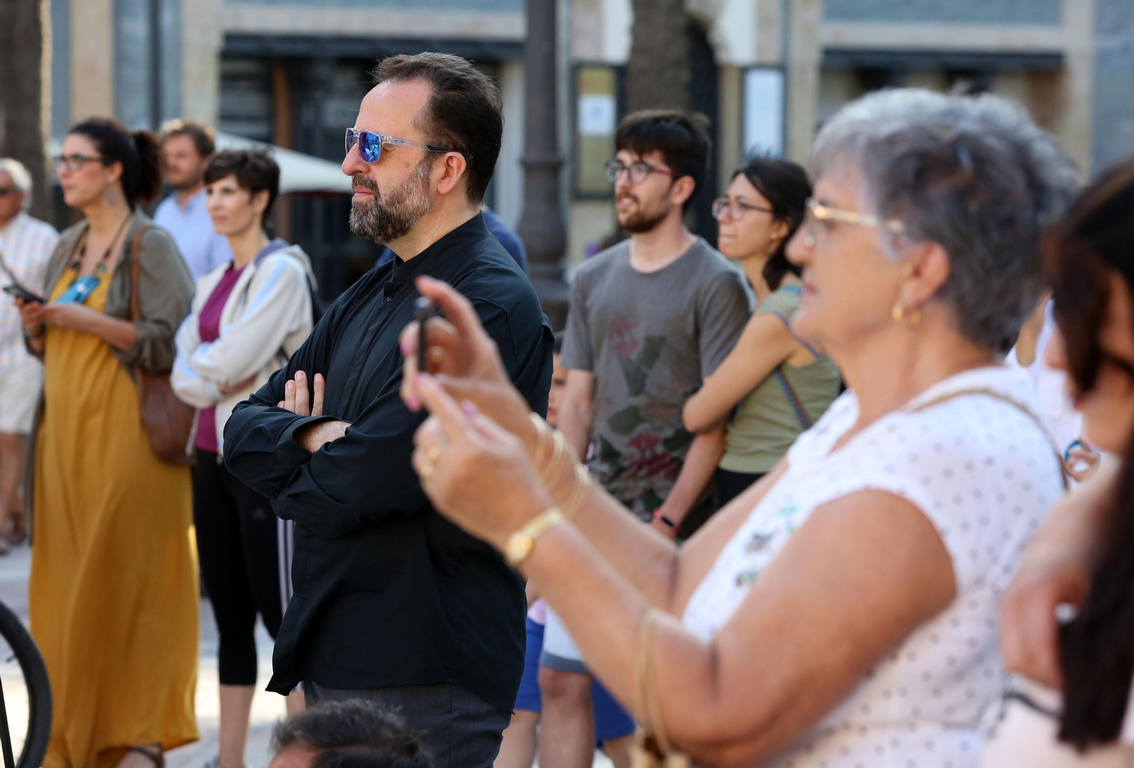 Miembros de la Asociación juvenil Carabela y Francisco Navarro Lara, promotor del concierto 'Hollywood Sinfónico', realizan un 'flashmob' urbano.